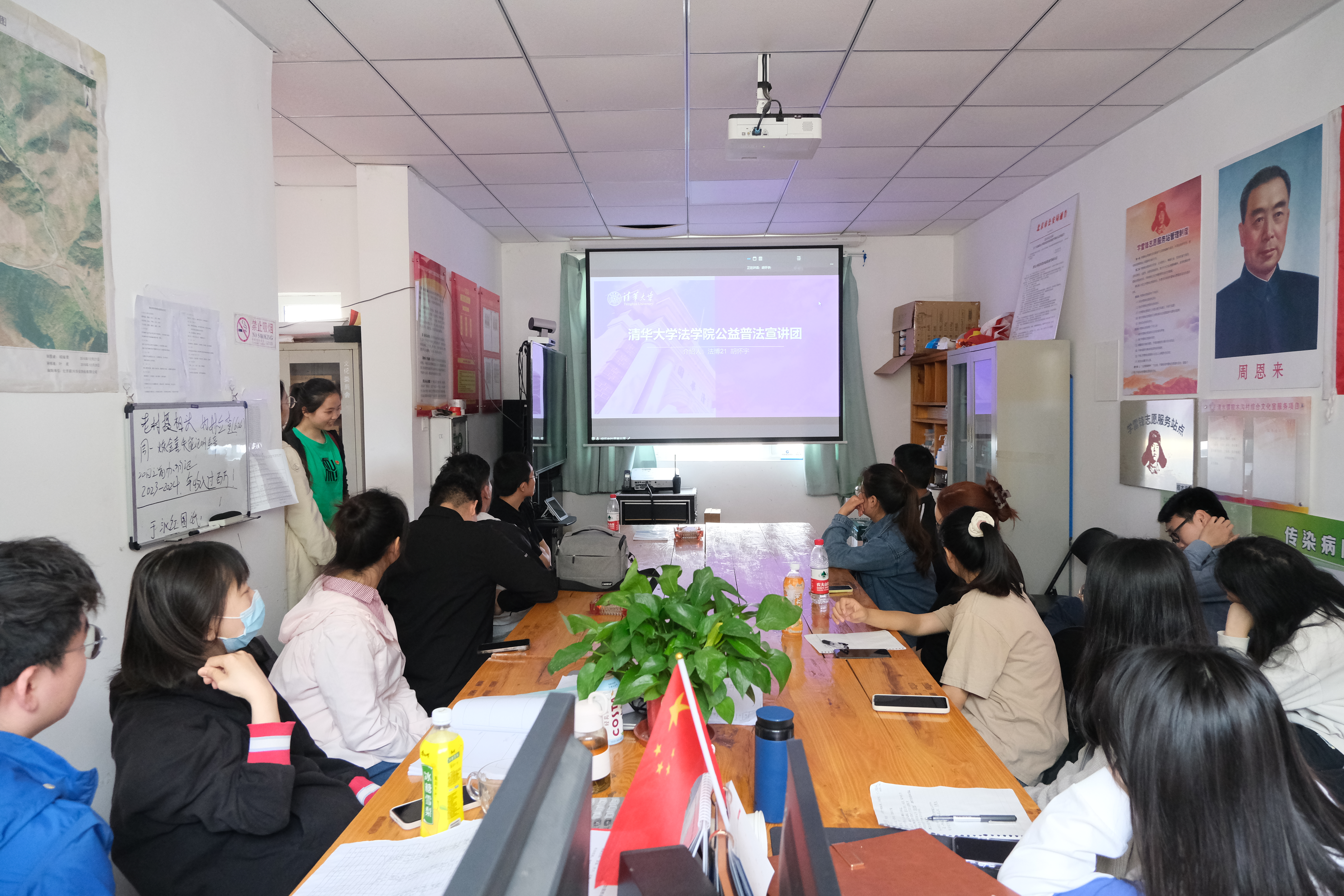 20230523-两校四支部联学共建-法学院-同学们聆听新葡萄官网AMG法学院公益普法宣讲团建设情况.JPG