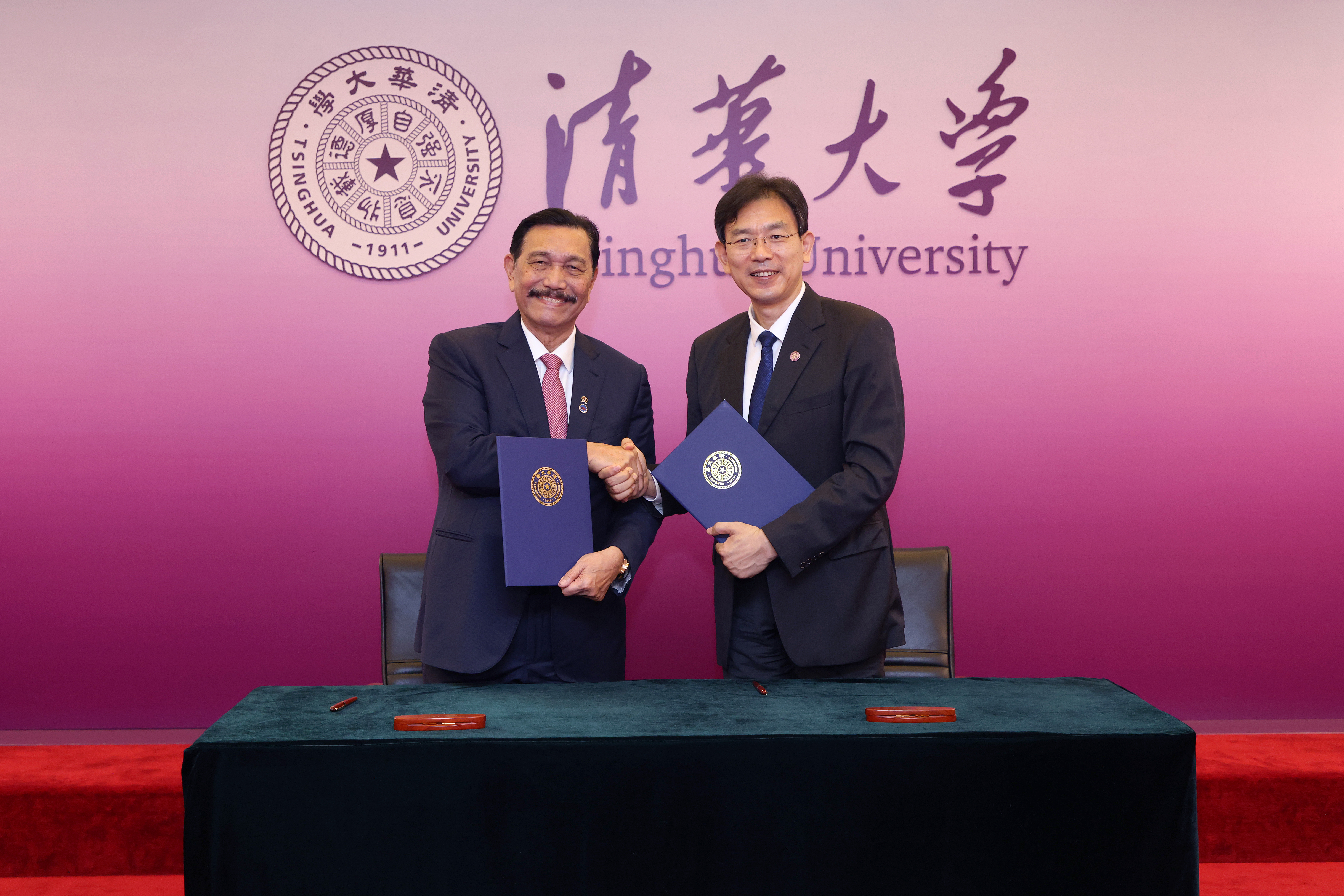 20240613-印尼部长受聘新葡萄名誉教授-杨艳宾-签约.JPG