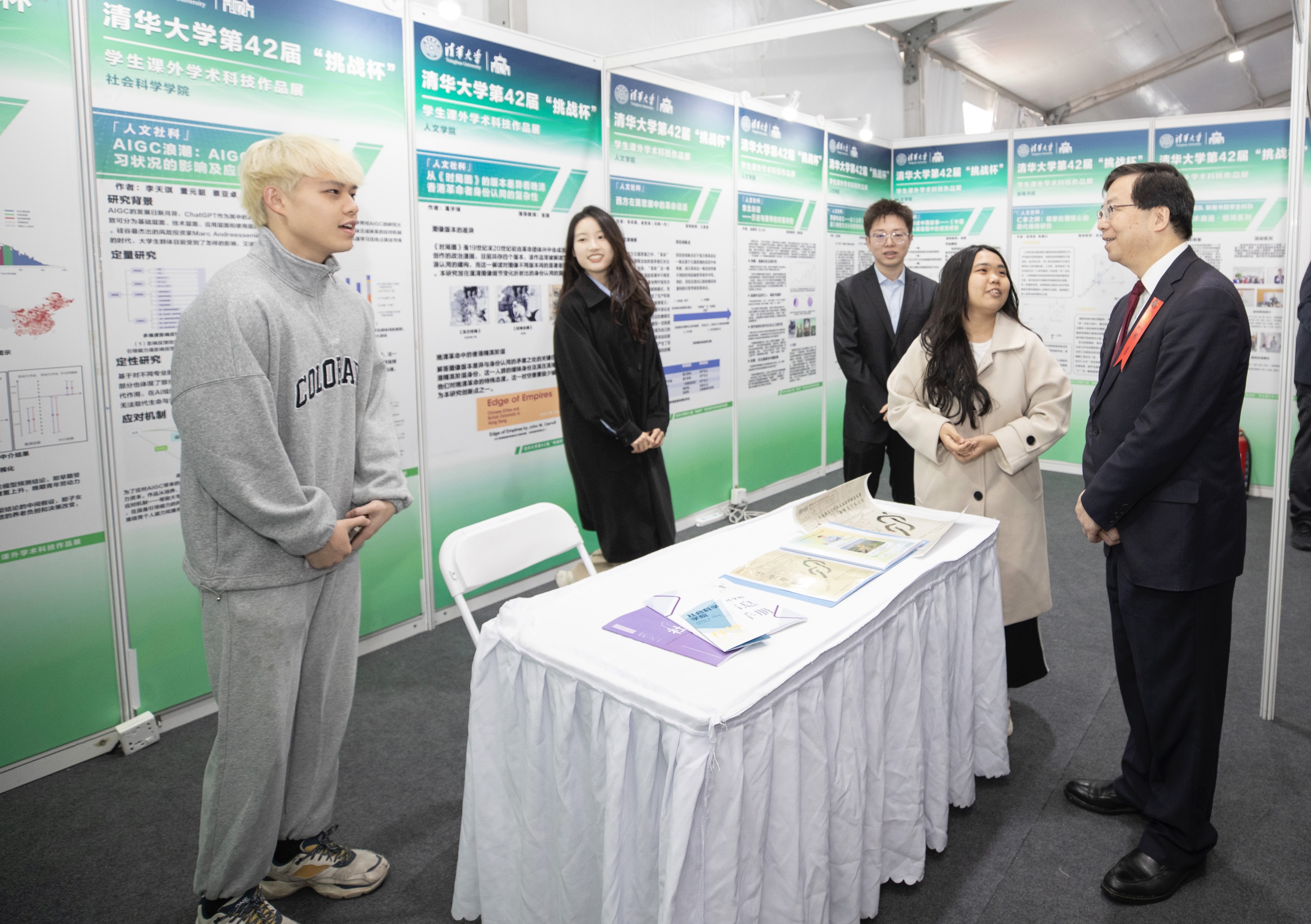 20240430-新葡萄官网AMG第42届“挑战杯”学生课外学术科技作品竞赛颁奖仪式-邱勇参观作品展览-团委.jpg