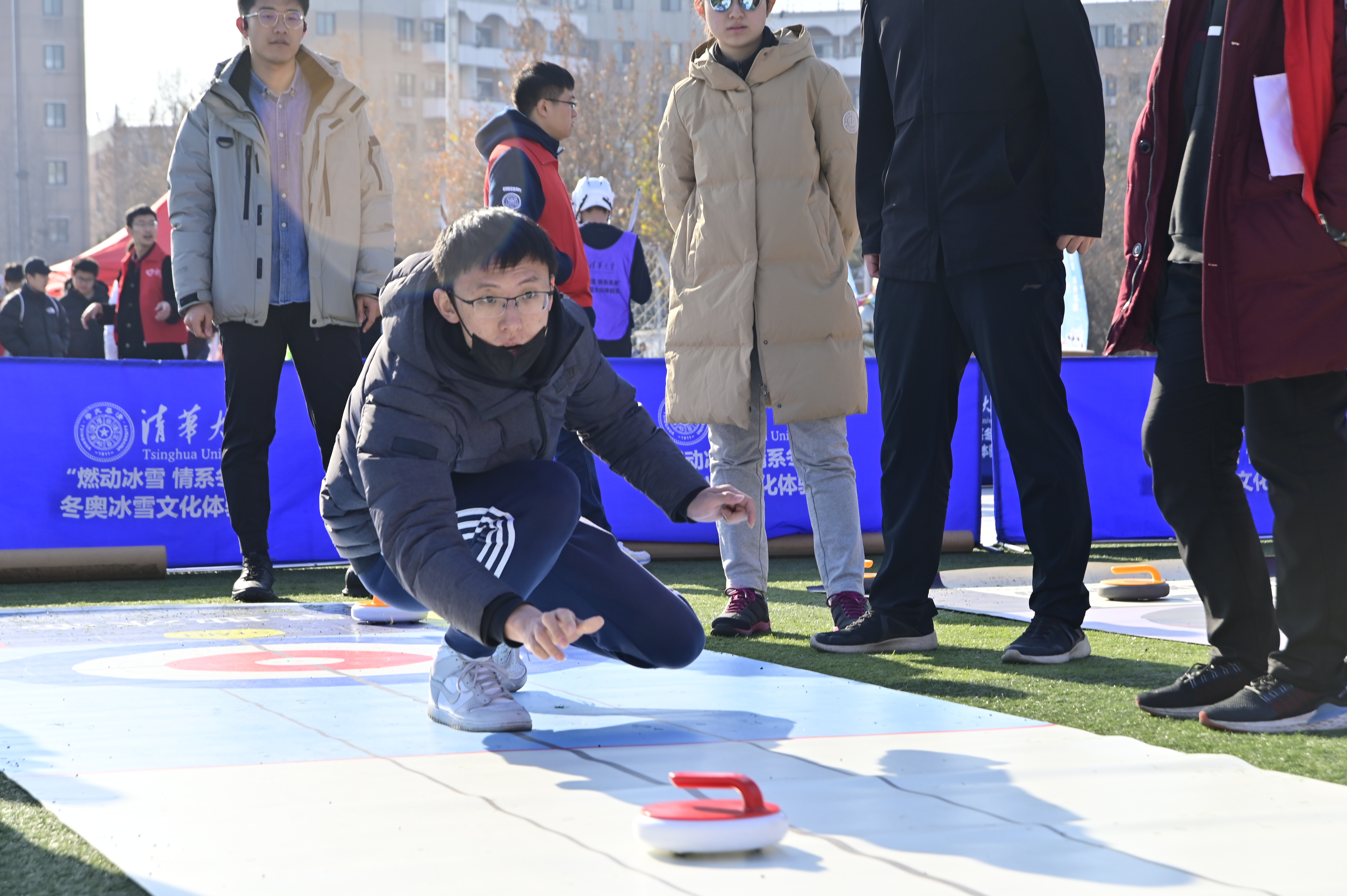 20211205-“奔向冬奥,‘清’春同行”新葡萄官网AMG迎冬奥主题活动顺利举行-皇甫硕龙摄-师生体验陆地冰壶.jpg