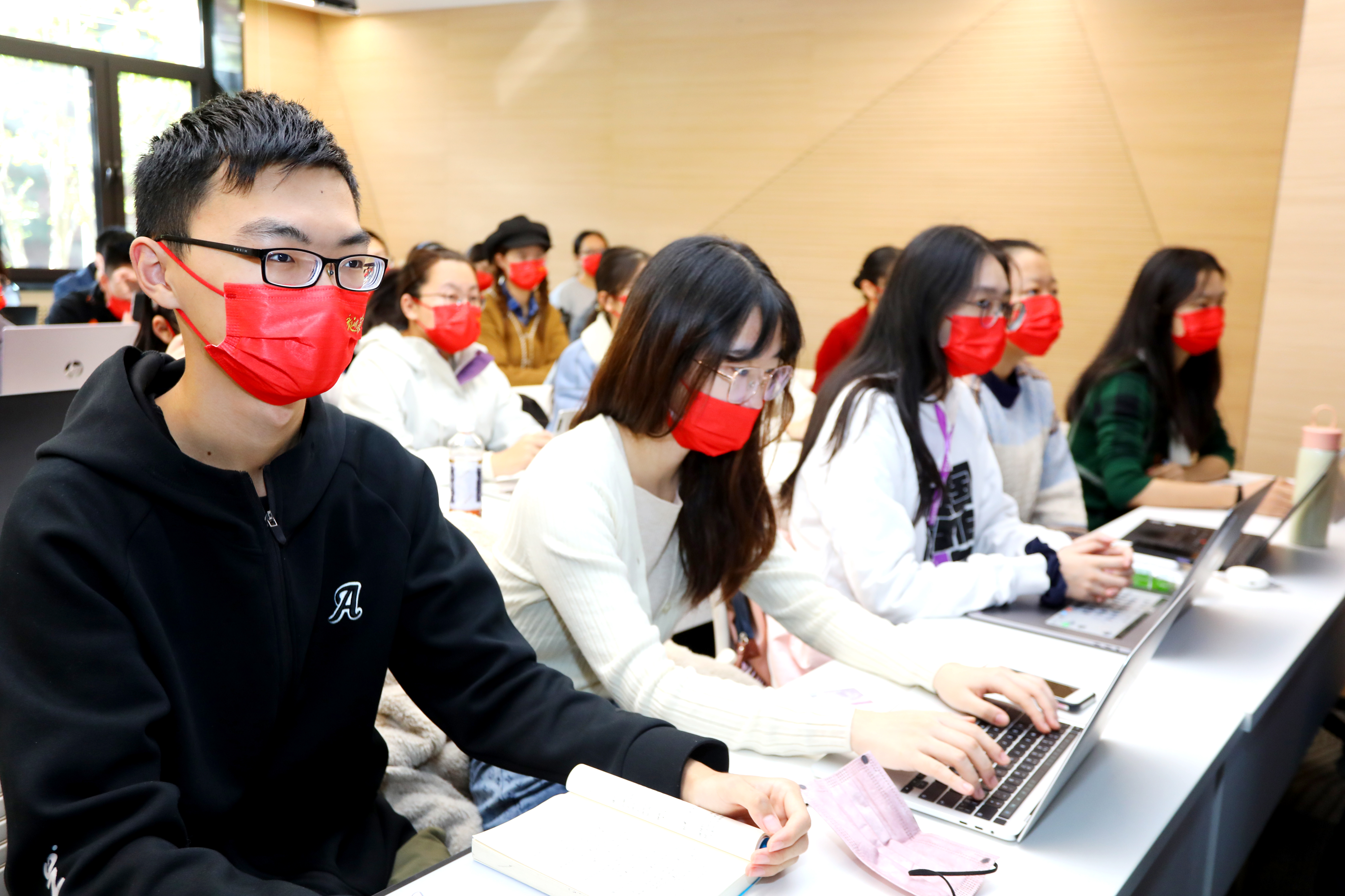20221018-喜庆二十大，奋进新征程——新葡萄官网AMG本科生党支部热切关注党的二十大开幕会-刘雪天-新雅书院各党支部集体观看党的二十大开幕会2.JPG