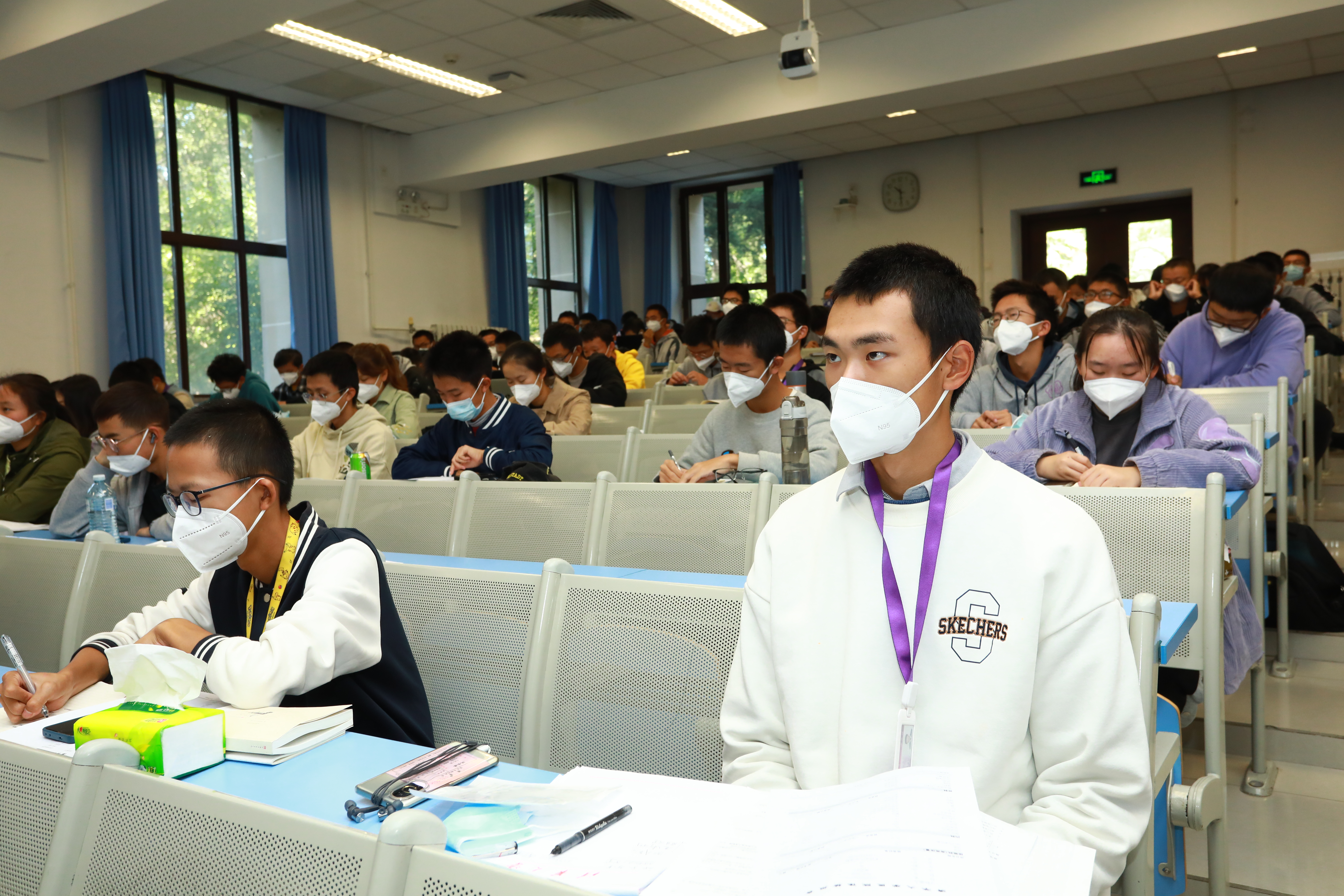 20221018-喜庆二十大，奋进新征程——新葡萄官网AMG本科生党支部热切关注党的二十大开幕会-刘雪天-各院系本科生党支部观看党的二十大开幕会1.JPG