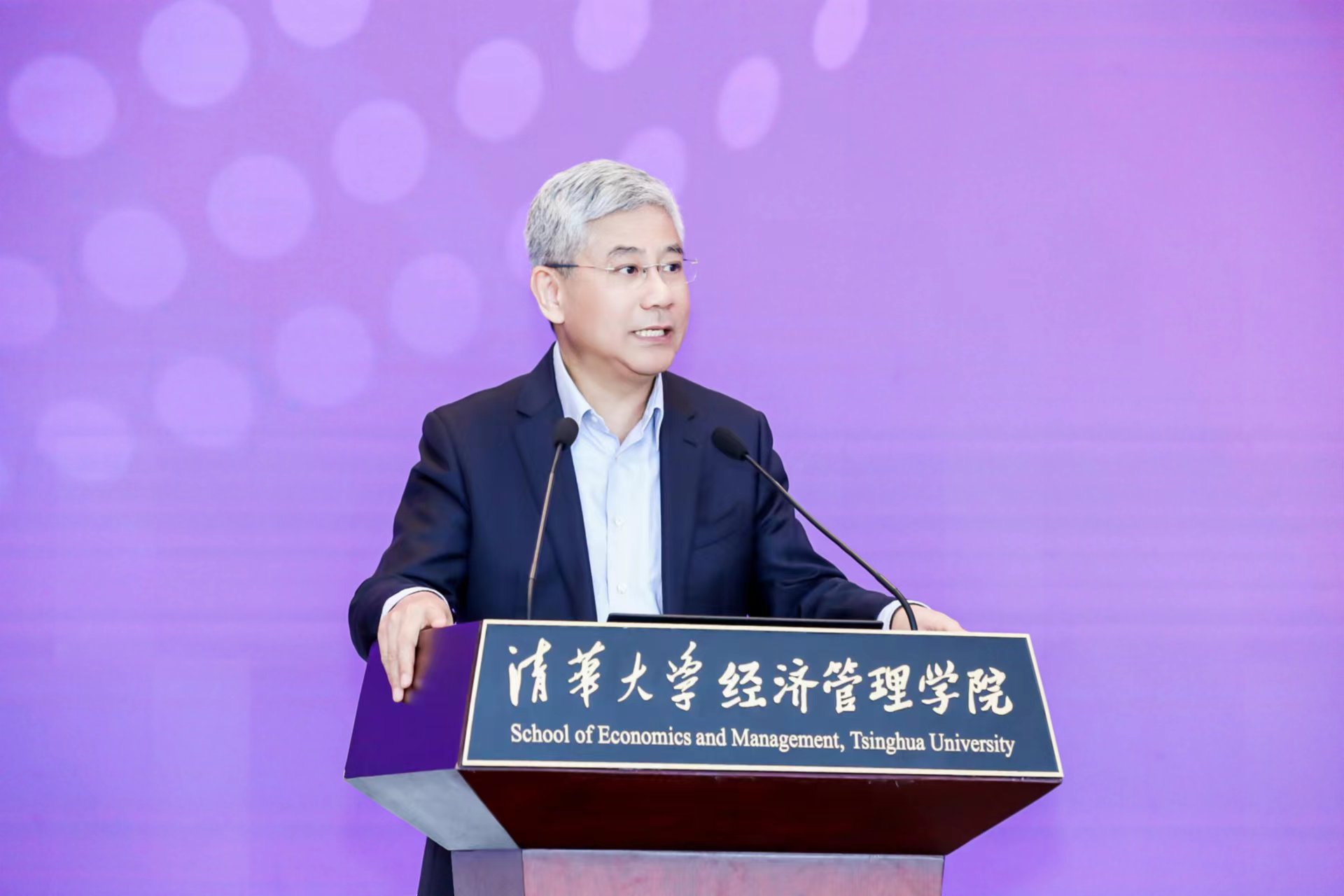 20230430-新葡萄官网AMG“校长杯”十周年庆之科教育人研讨会举办-经管学院摄影-白重恩发言.jpg