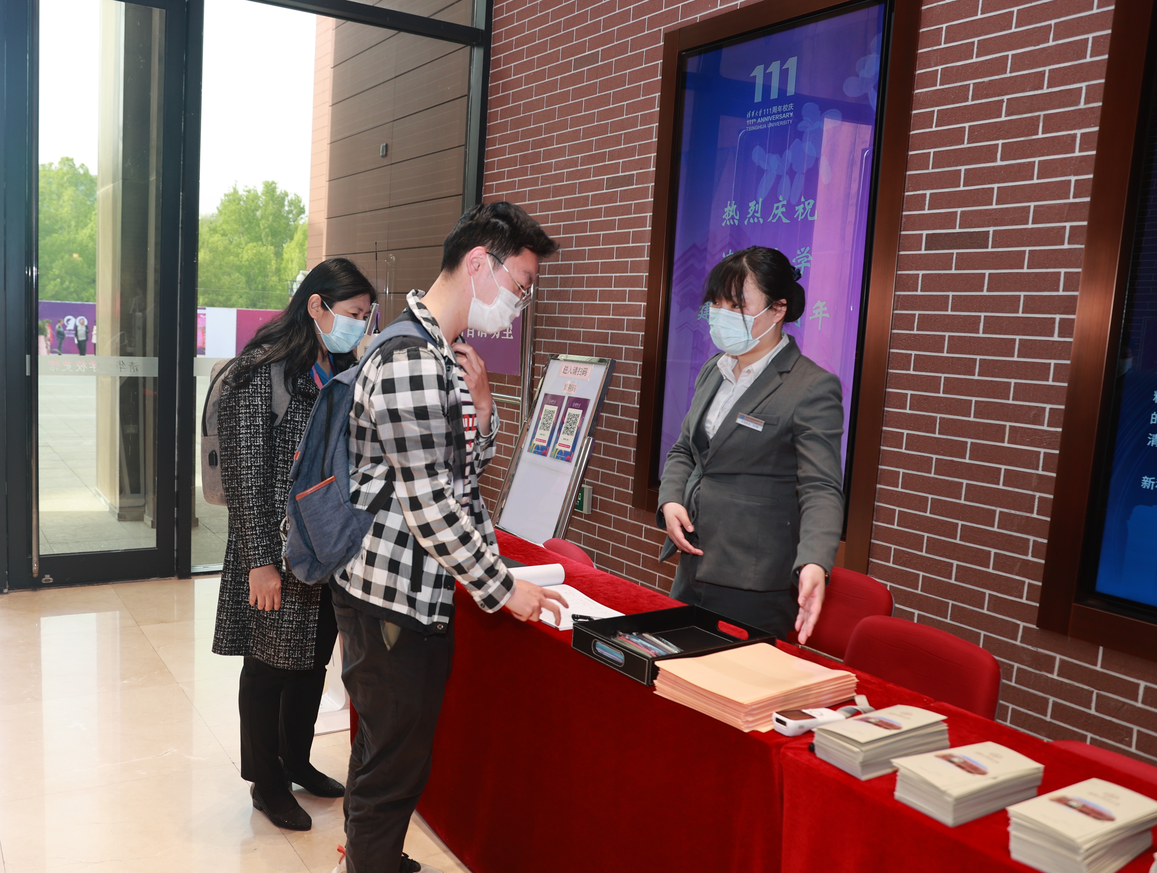 20220424-新葡萄官网AMG110周年校庆参观校史展-薜建团-第一位观众走进校史馆.jpg