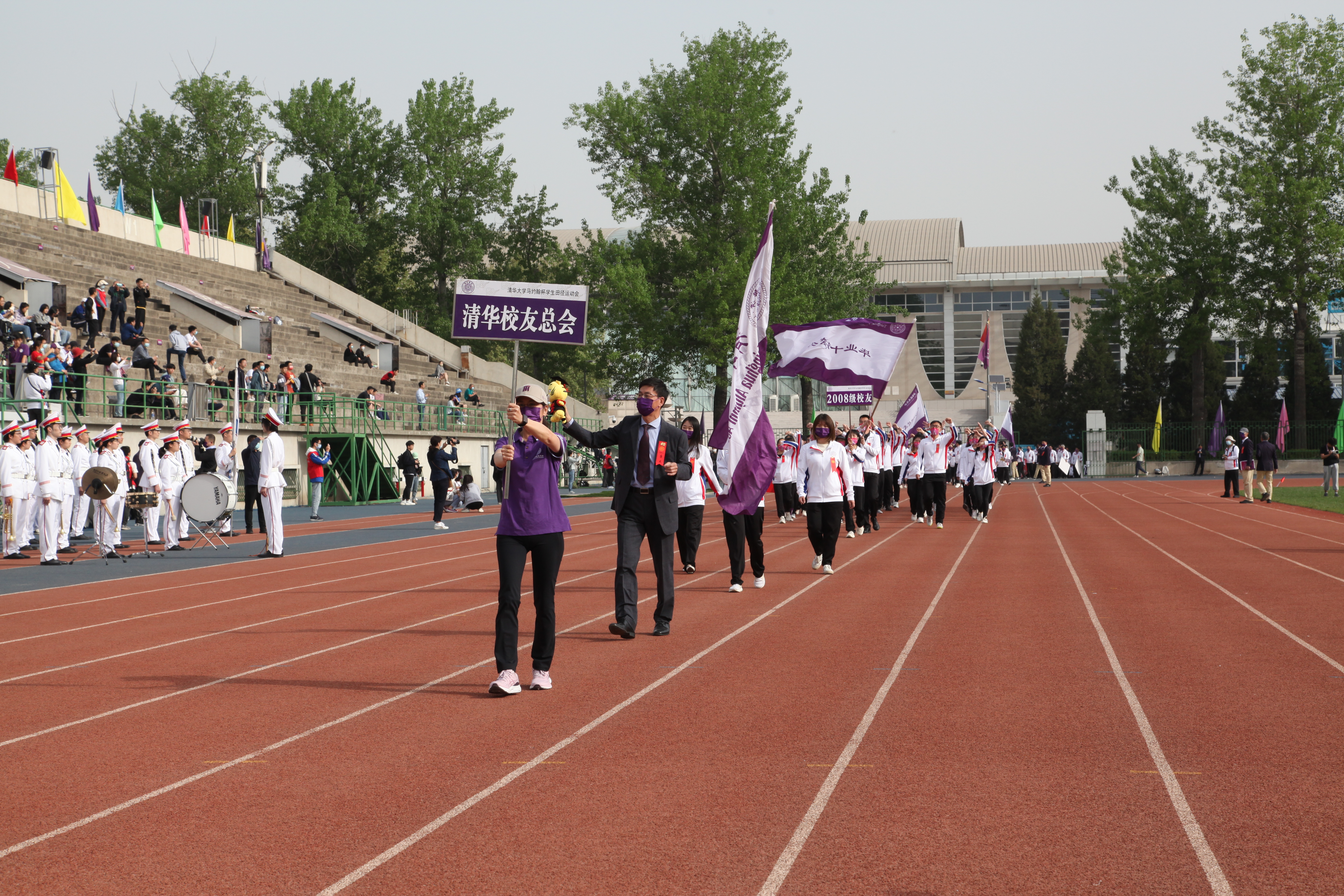 20220424-校友方阵-新葡萄校友总会引导校友方阵入场-解红岩摄-校友总会.JPG
