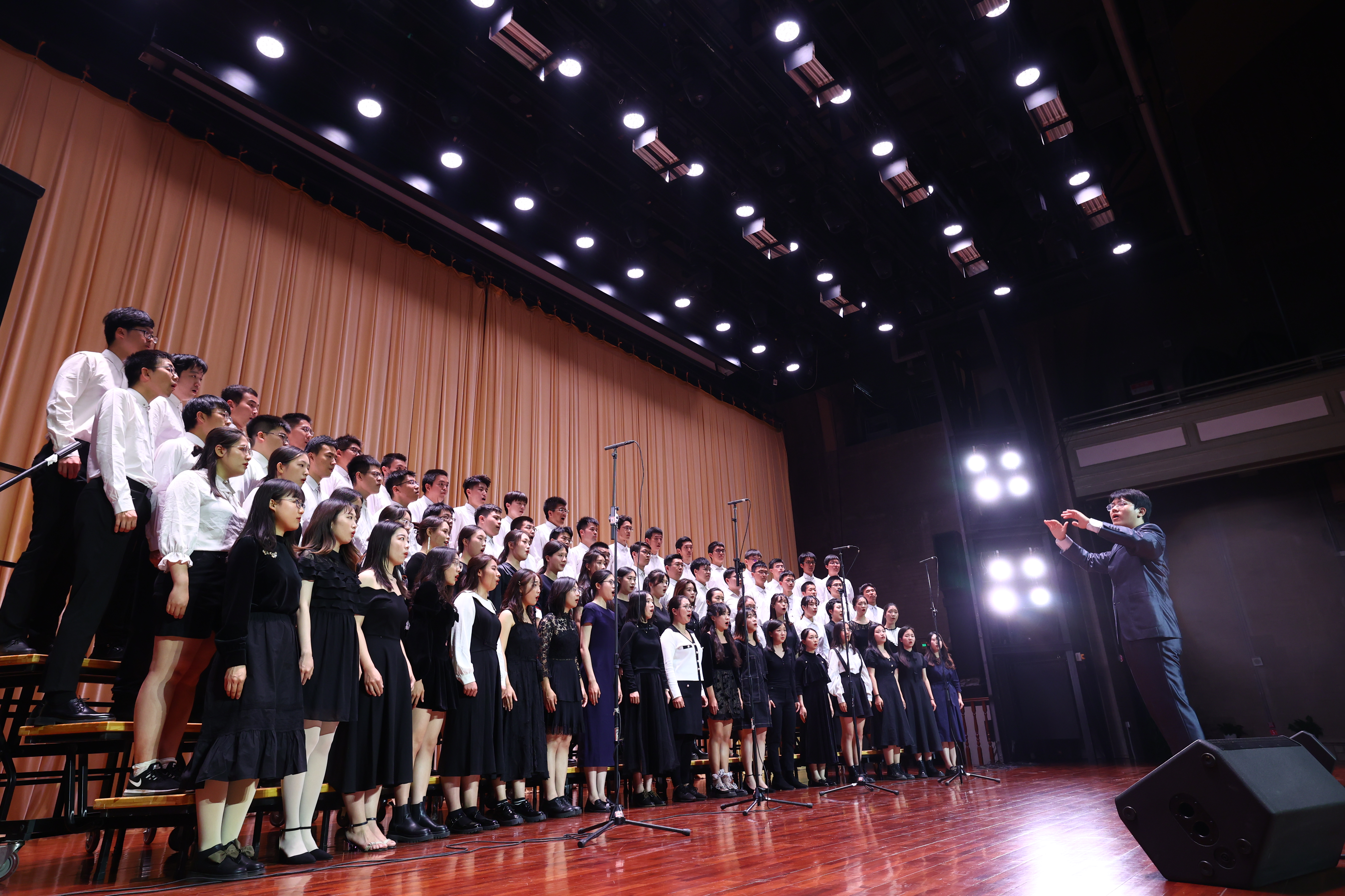 20220425-新葡萄官网AMG111周年校庆校友招待演出举行-清大嘉艺-演出现场2.JPG