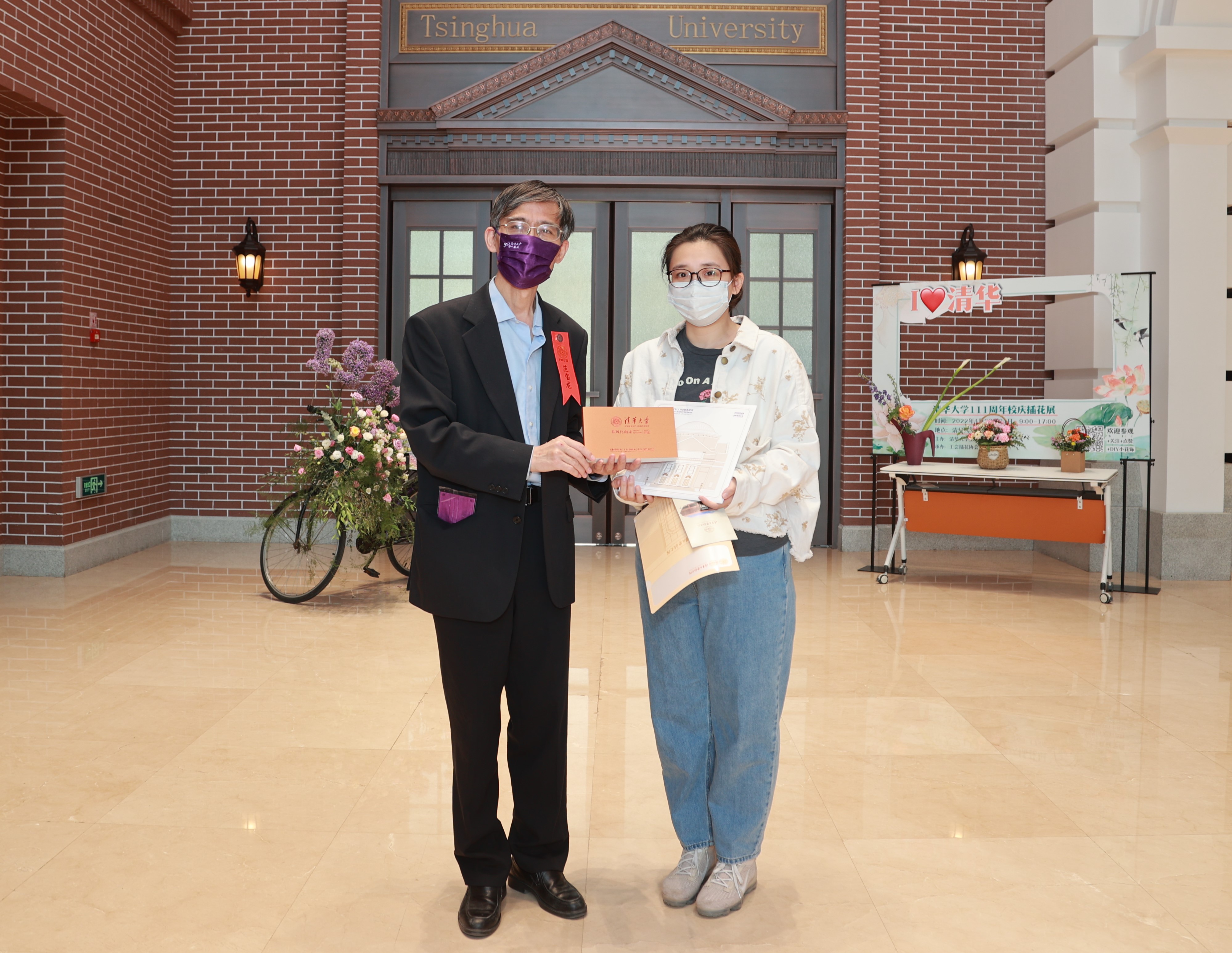 20220424-新葡萄官网AMG110周年校庆参观校史展-薜建团-范宝龙给第111位观众赠送纪念品.jpg