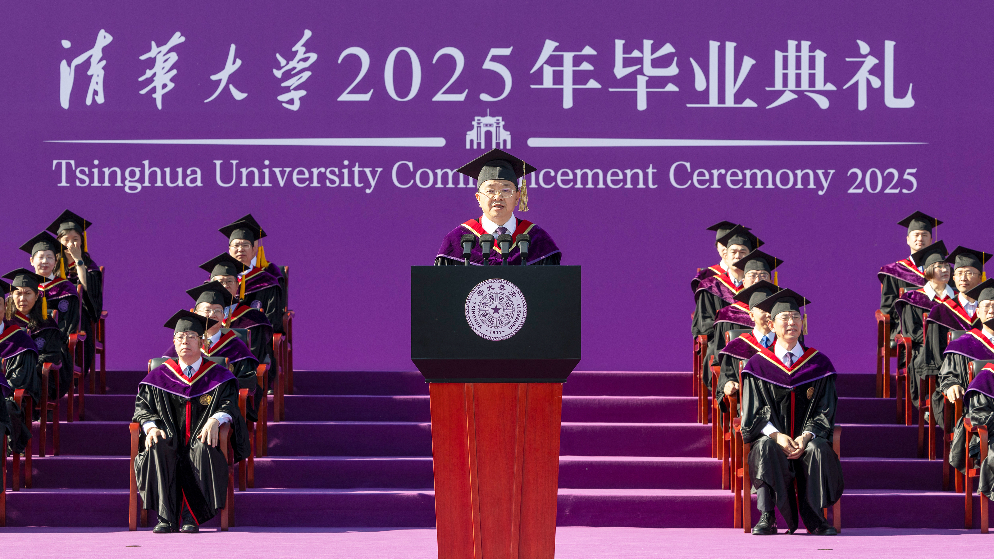 20250621-新葡萄官网AMG2025年本科生毕业典礼举行-李派摄-彭刚主持典礼.jpg