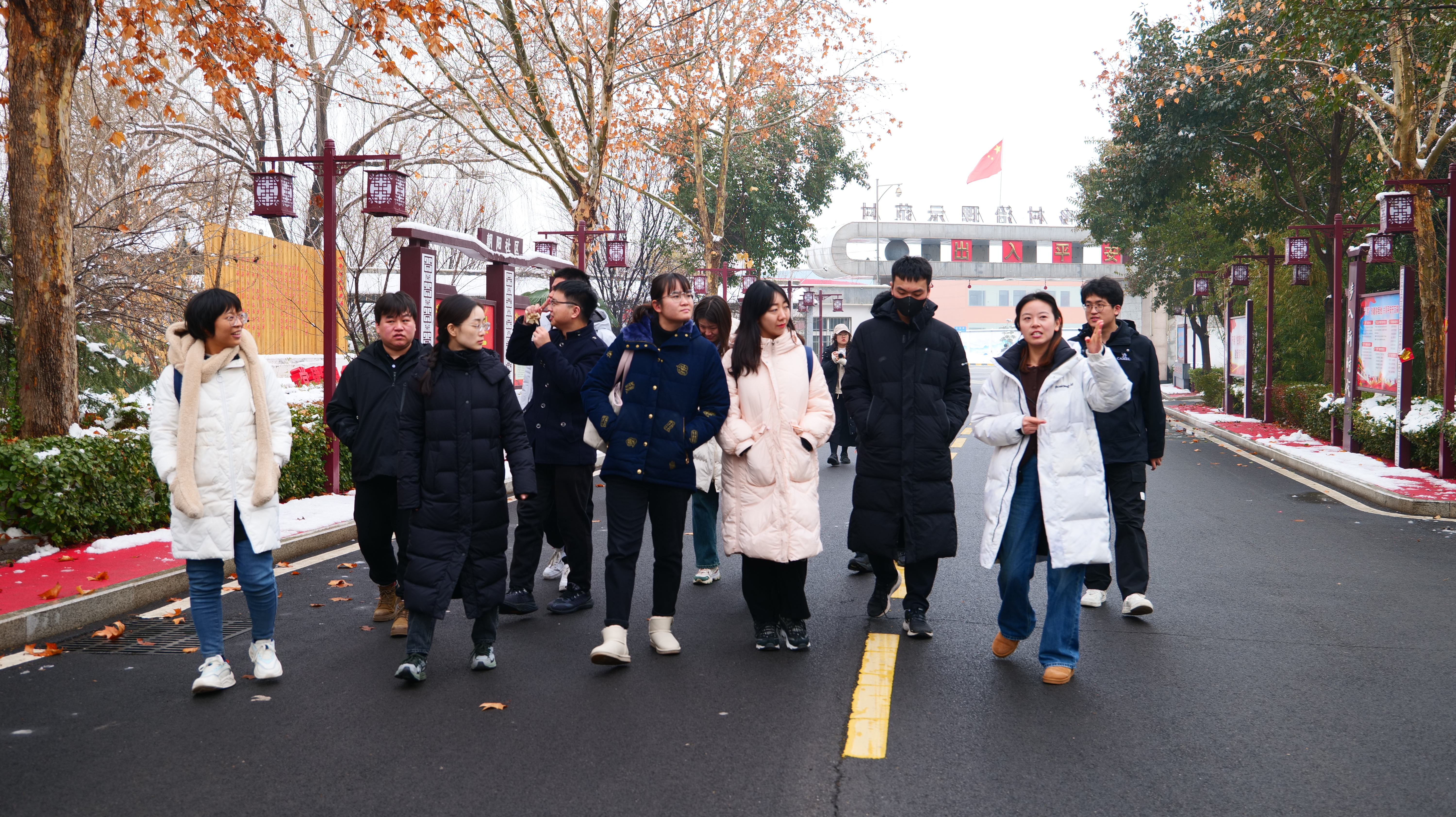 20240219-学思践悟挺膺行，青春建功新时代——2024年新葡萄官网AMG研究生寒假社会实践纪实（一）-“豫见青年”实践支队-支队成员参观调研东大阳堤村.jpeg