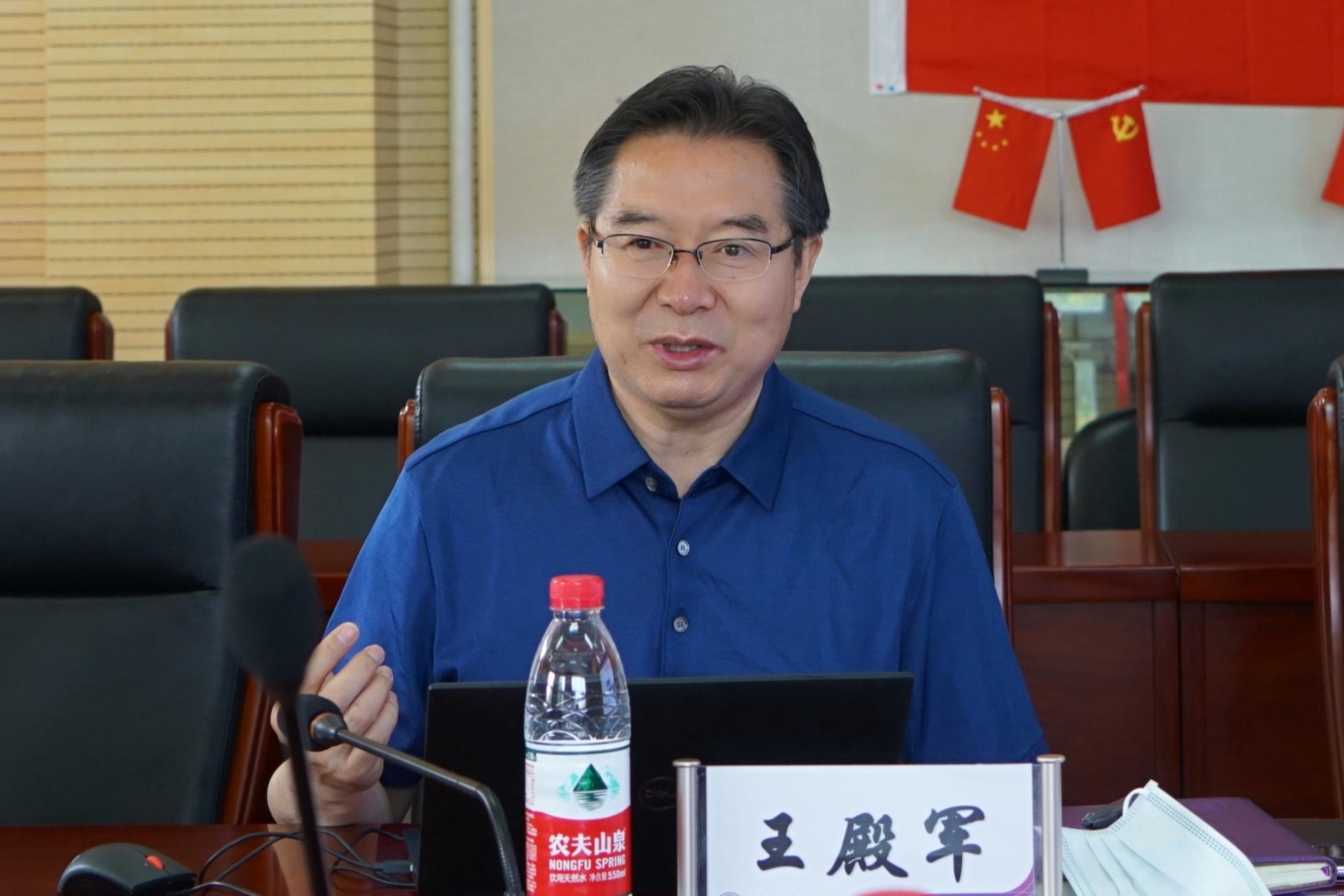 20220520-新葡萄官网AMG校务委员会副主任姜胜耀调研检查新葡萄附中疫情防控工作-新葡萄附中-附中校长王殿军作疫情防控工作汇报.jpg