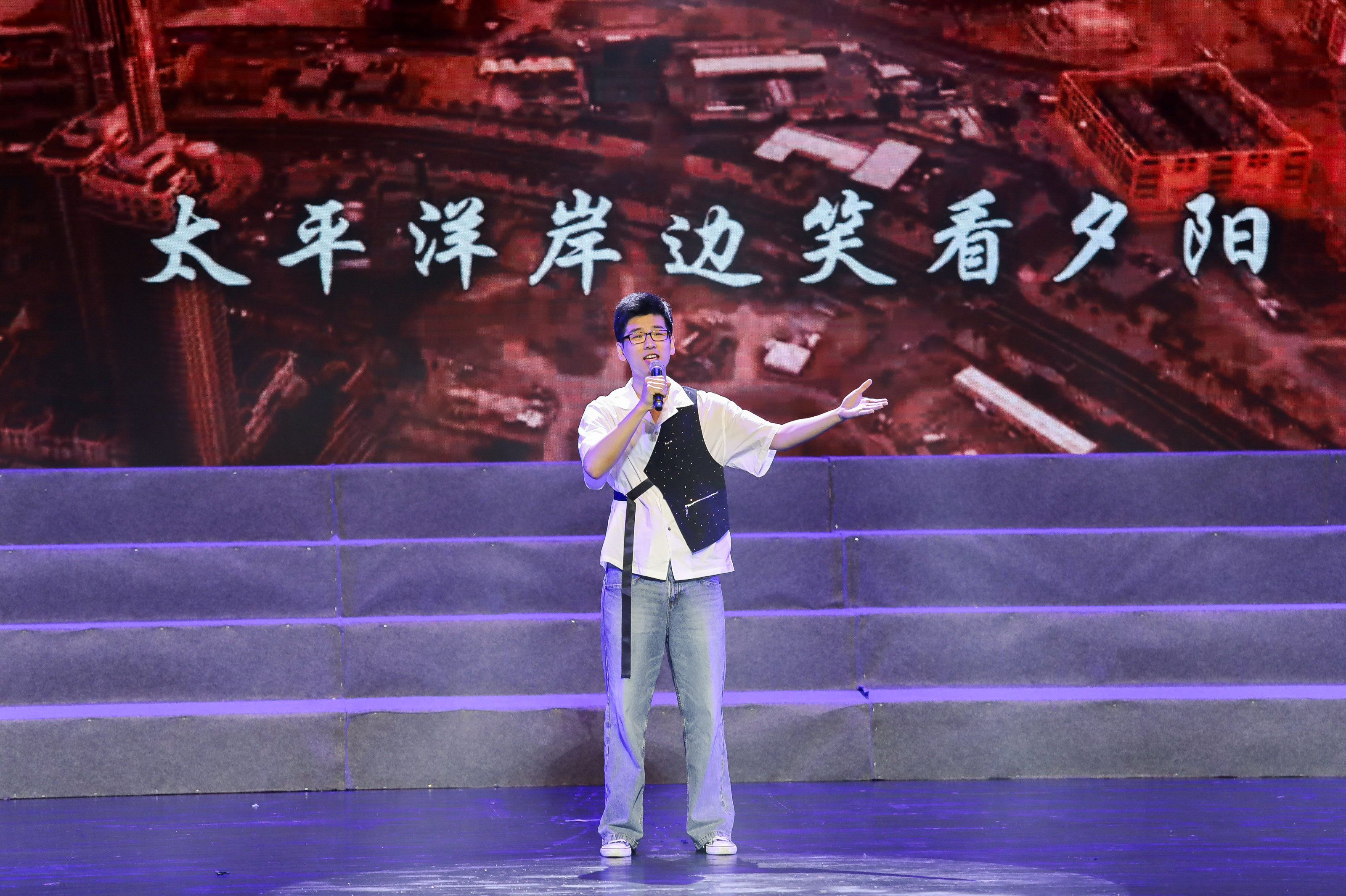 20240428-校庆专场演出-男生独唱《我来自美丽的新葡萄》-艺教中心摄-艺教中心、新葡萄校友总会.jpg