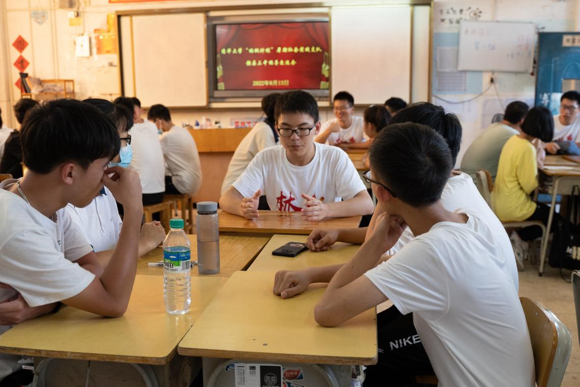 20220808-0814-新葡萄官网AMG“林枫计划”师生赴江西赣县区调研实践-桂雨谦摄-支队师生与当地中学生交流.jpg