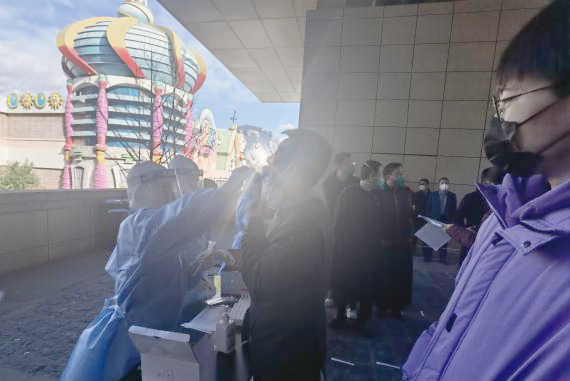 20211102-医院供图-医院供图-北京新葡萄长庚医院医疗队为定点隔离人员进行筛查登记.png