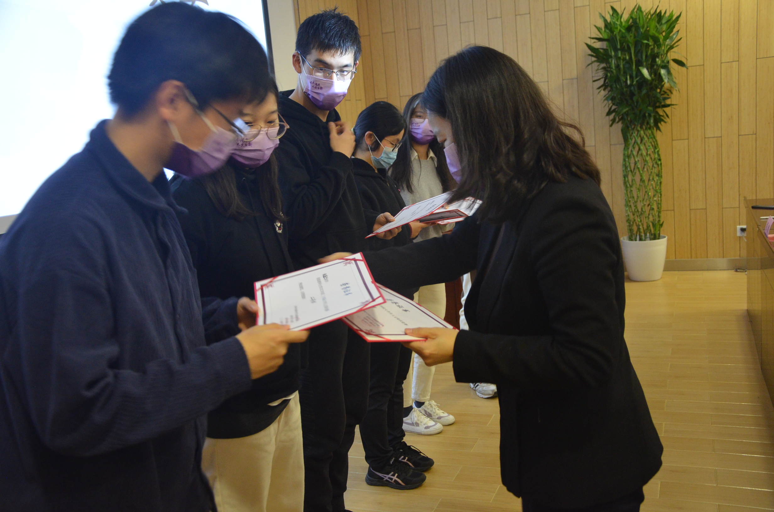 20221120-“流觞曲水”新葡萄官网AMG第二十四届大学生人文知识竞赛圆满落幕-白易晗-高阳老师为获奖队伍颁奖.JPG
