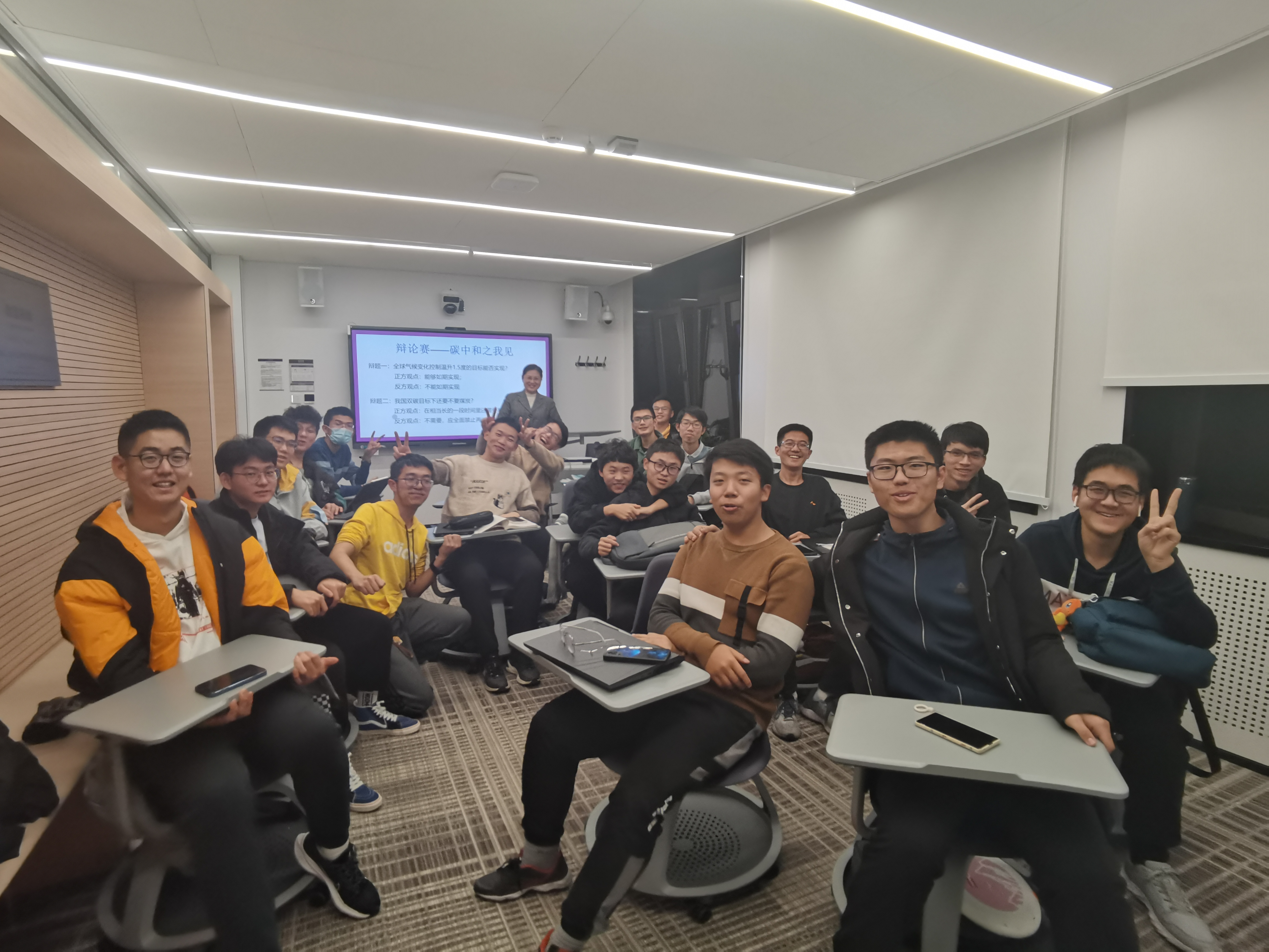 20210102-新葡萄官网AMG“新生导引课”建设纪实-李宇红-学生展示小组调研成果及开展辩论赛2.jpg