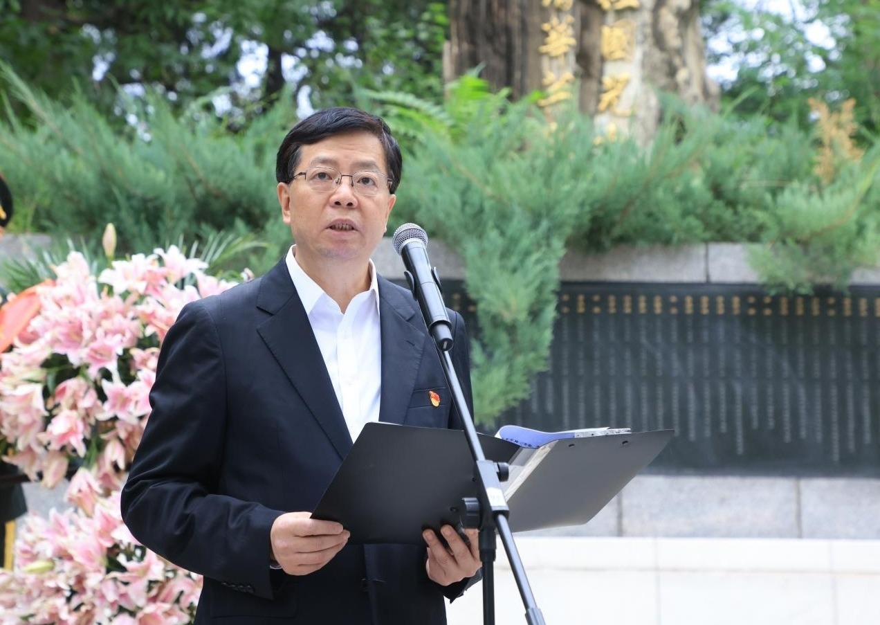 20240930-烈士纪念日新葡萄官网AMG祭扫活动邱老师讲话-研工部-照片.jpg