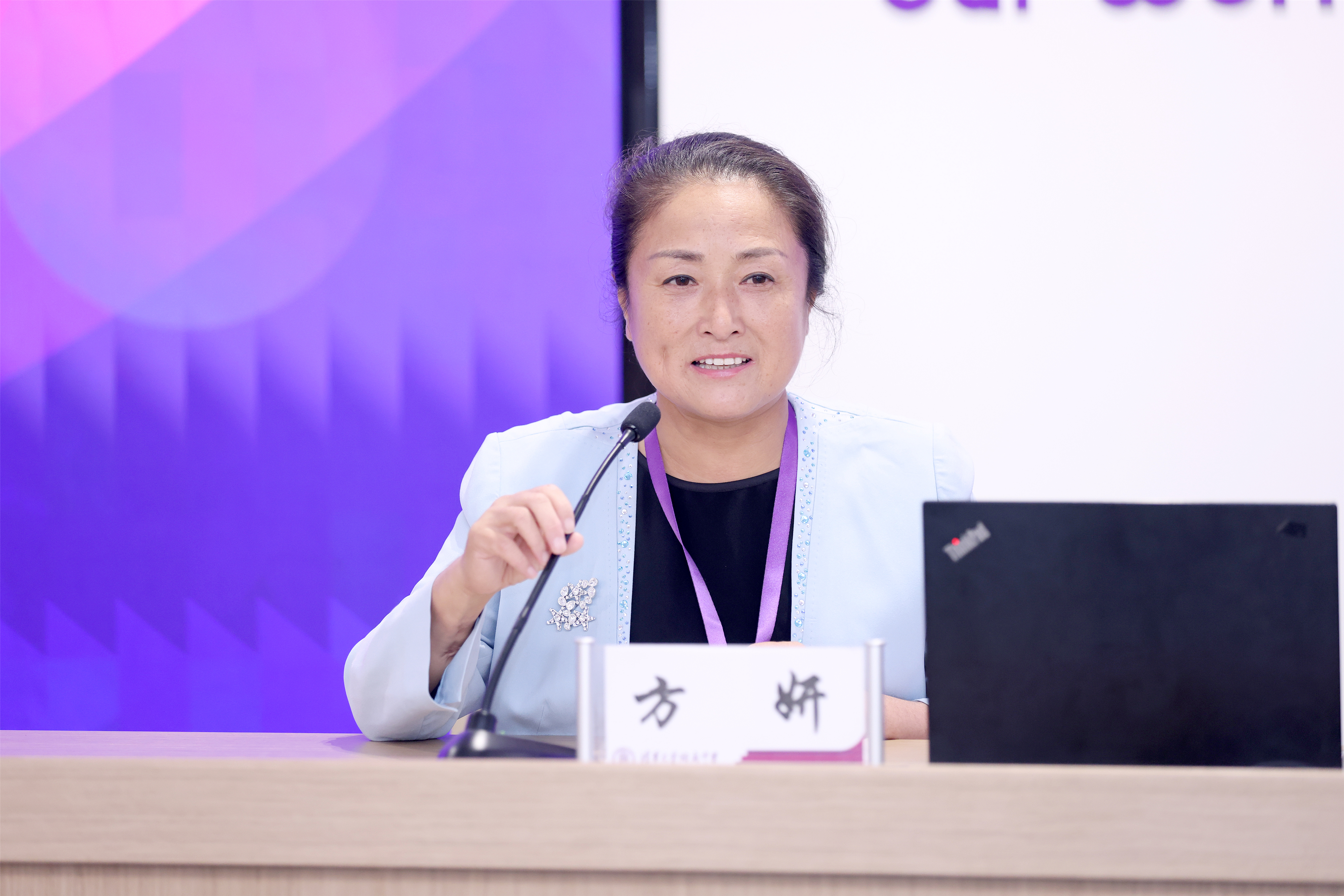 05-新葡萄附中校长方妍以《教育强国视域下新葡萄附中治理变革的决心与实践》为题作汇报_副本.jpg