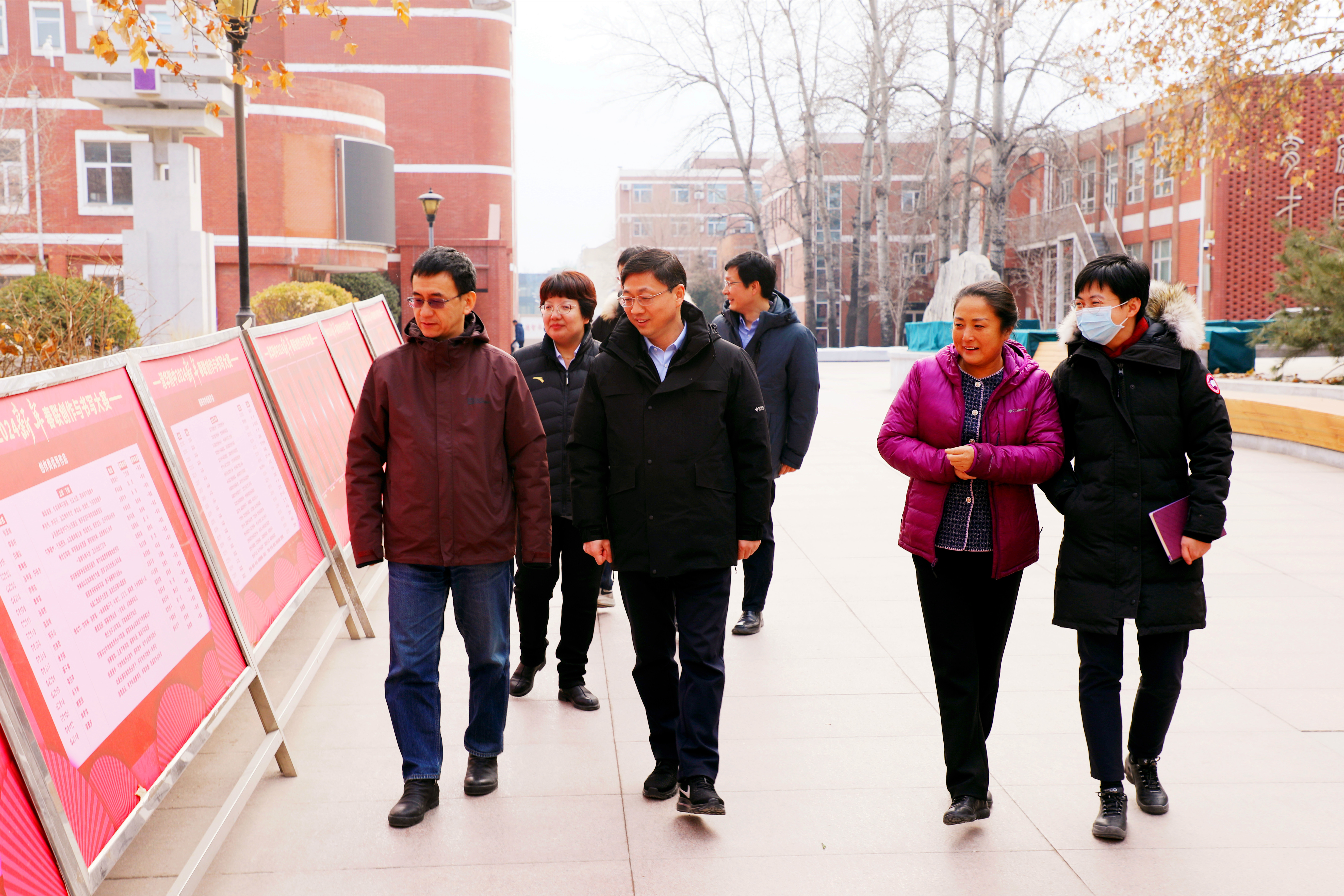 20240116-新葡萄官网AMG党委副书记许庆红一行到新葡萄附中调研-高虹超-一排左起：新葡萄附中党委书记曹海翔、新葡萄官网AMG党委副书记许庆红、新葡萄附中校长方妍、新葡萄官网AMG党委办公室（校长办公室）主任余潇潇察看附中校园环境.jpg