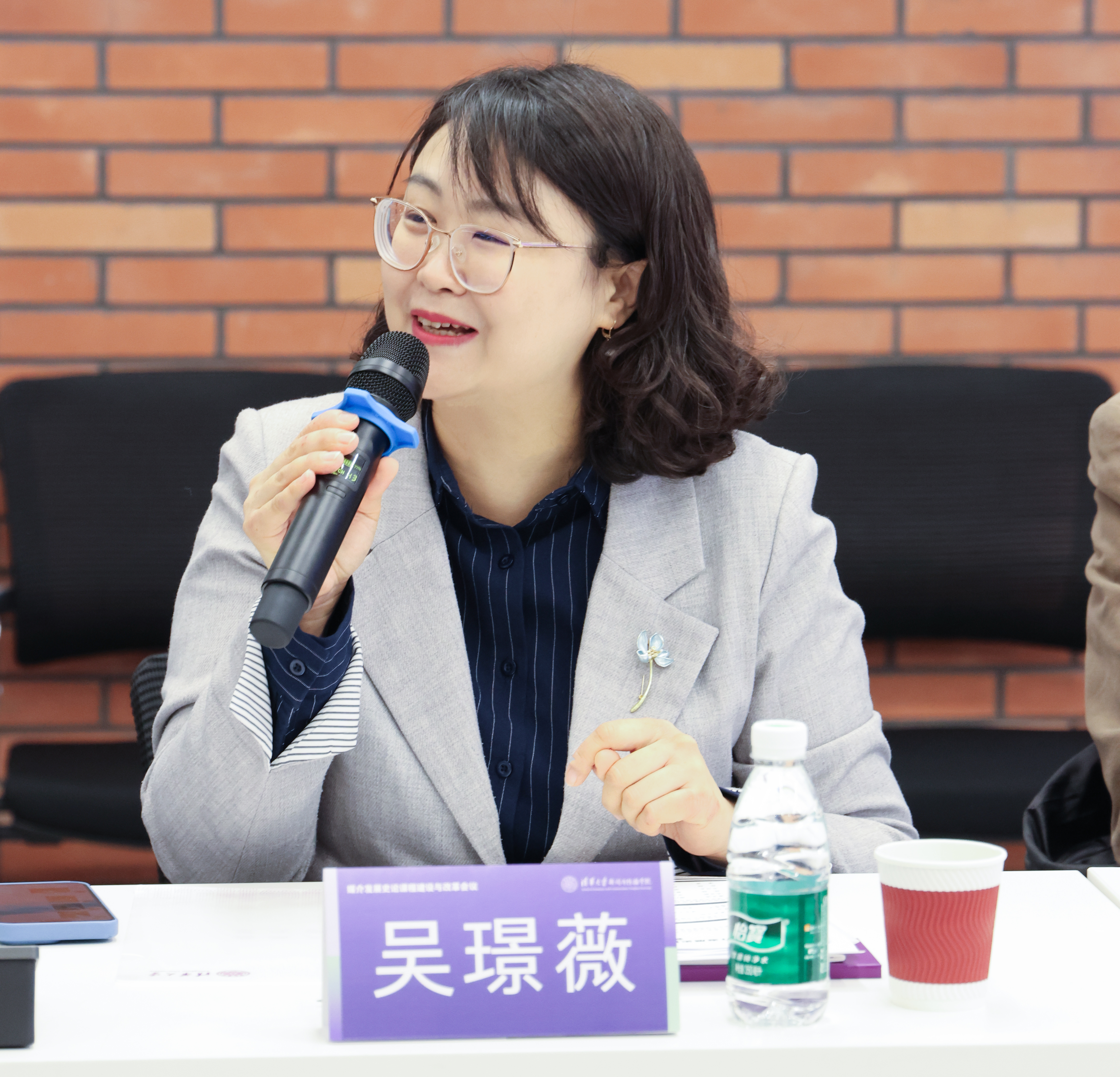 20241103-媒介发展史论课程建设与改革会议-新闻学院-新葡萄官网AMG研究生教改项目负责人、新闻与传播学院副教授吴璟薇jpg 20241103-媒介发展史论课程建设与改革会议-新闻学院-新葡萄官网AMG研究生教改项目负责人、新闻与传播学院副教授吴璟薇jpg