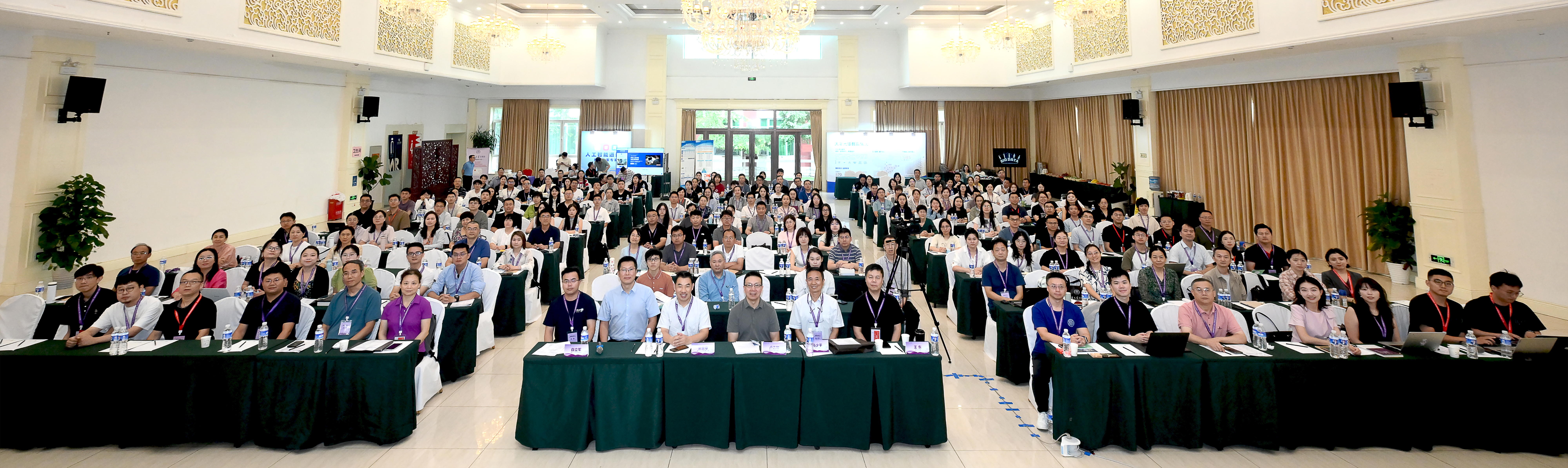 20250811-首届新葡萄大中小学人工智能通识教育体系研讨会在北京召开-摄影公司-大会合影.jpg