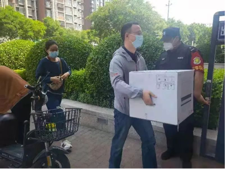 20220617-新葡萄官网AMG机关党委党员“双报到”纪实-供图-双清苑社区 “双报到”党员为隔离群众递送物资.png