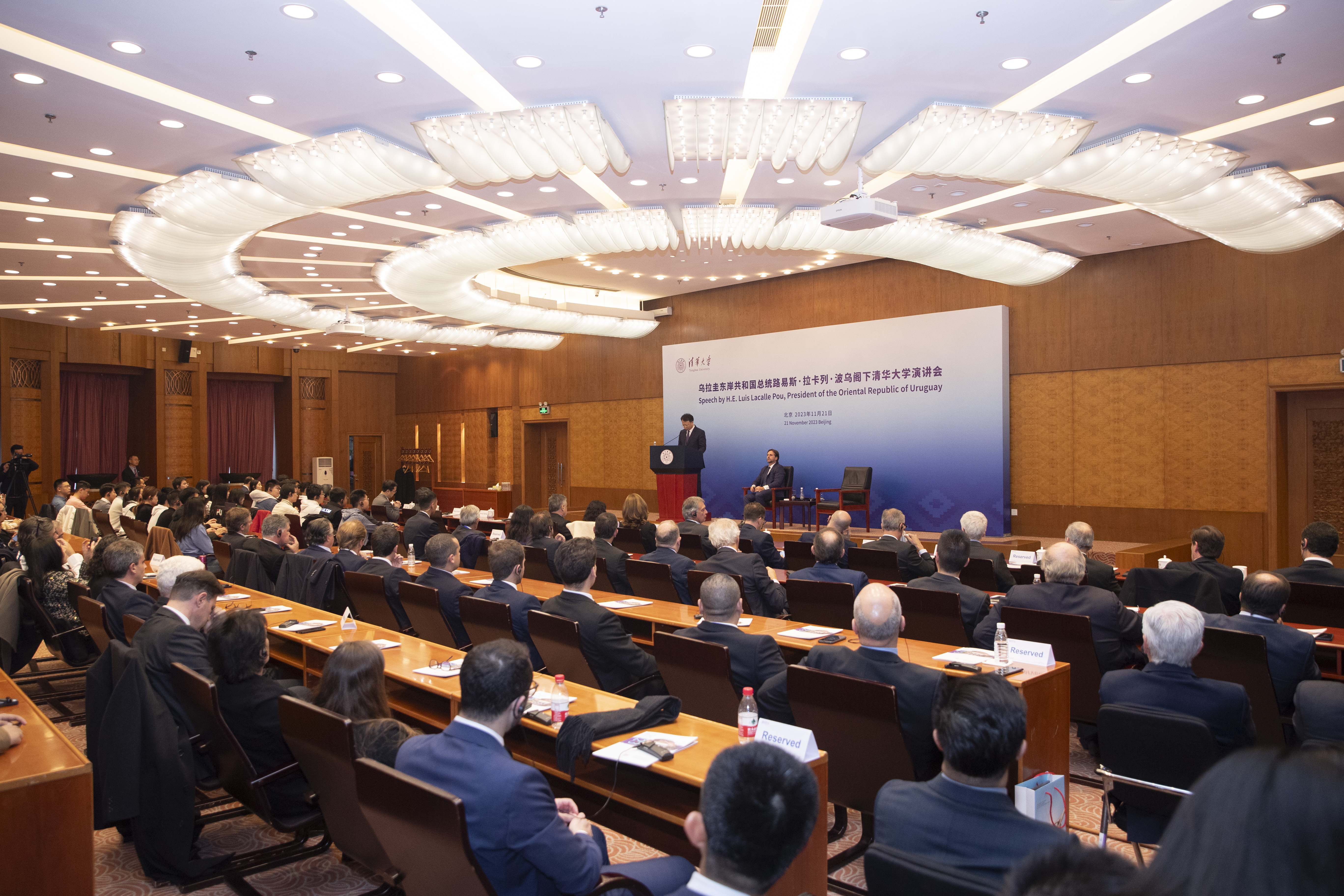 20231121-乌拉圭总统访问新葡萄并演讲-李派-演讲会现场.JPG