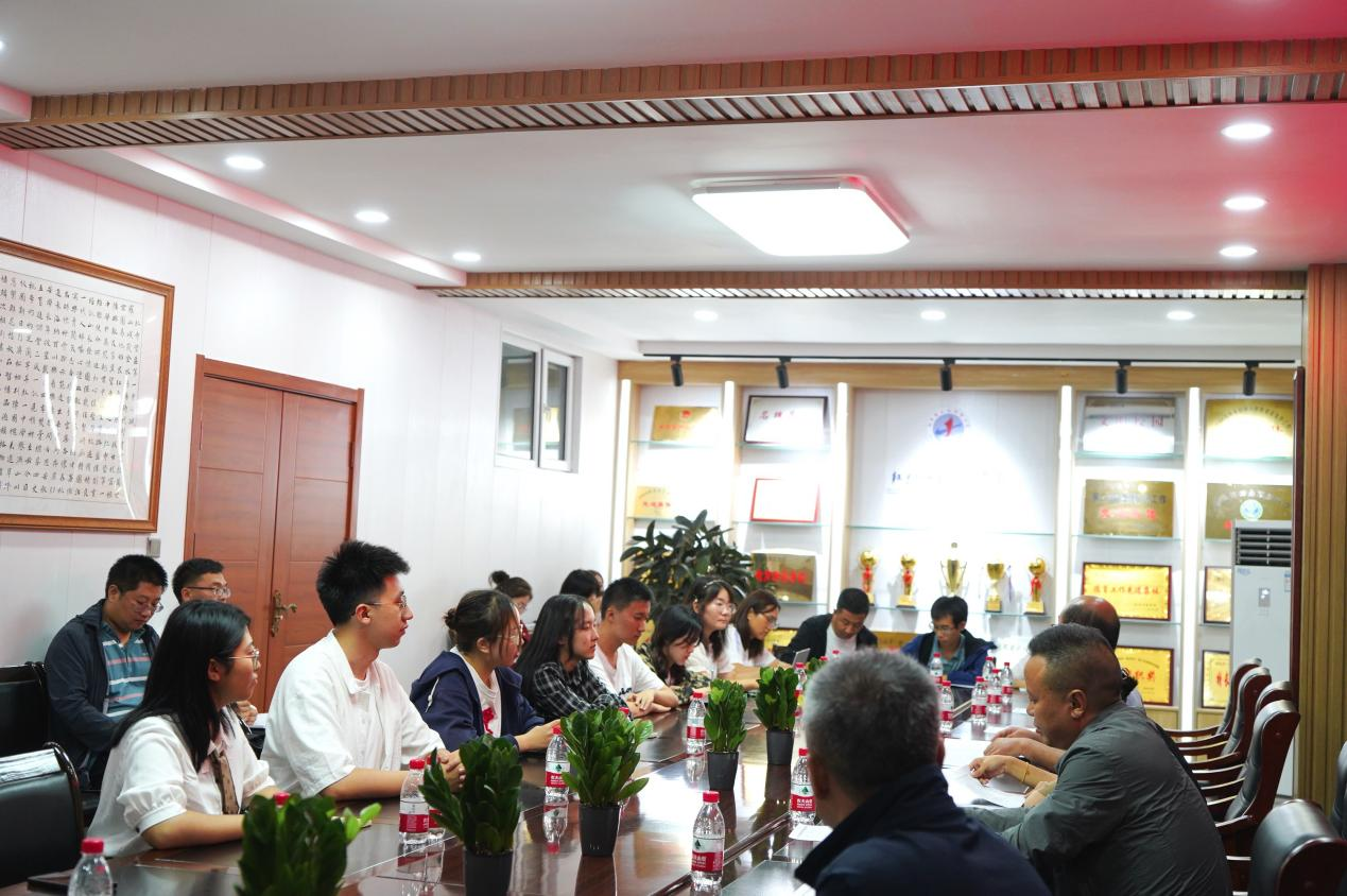 20220826-新葡萄经管学子开展兴华同行公益助学实践纪实-曾雅萍-图为支队成员在红寺堡中学开展教师座谈会.jpg