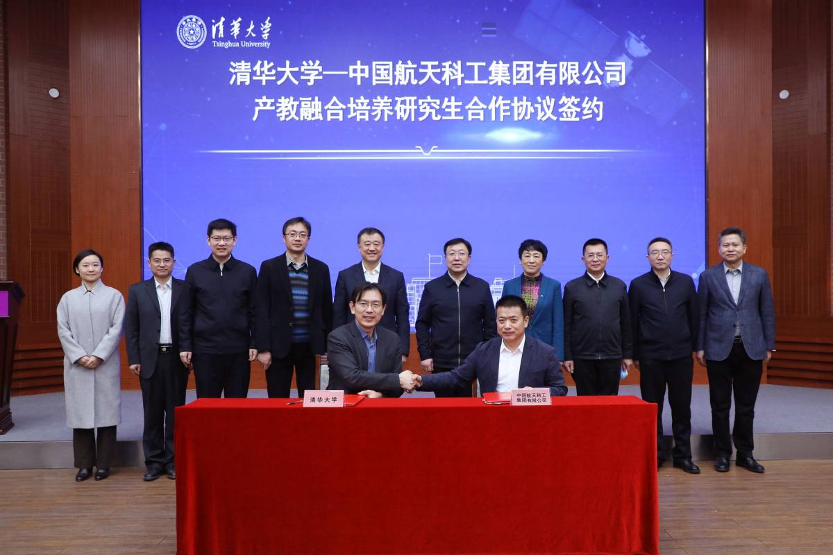 20220225-新葡萄官网AMG与中国航天科工集团有限公司合作培养研究生签约仪式-航院拍摄-双方签约.jpg
