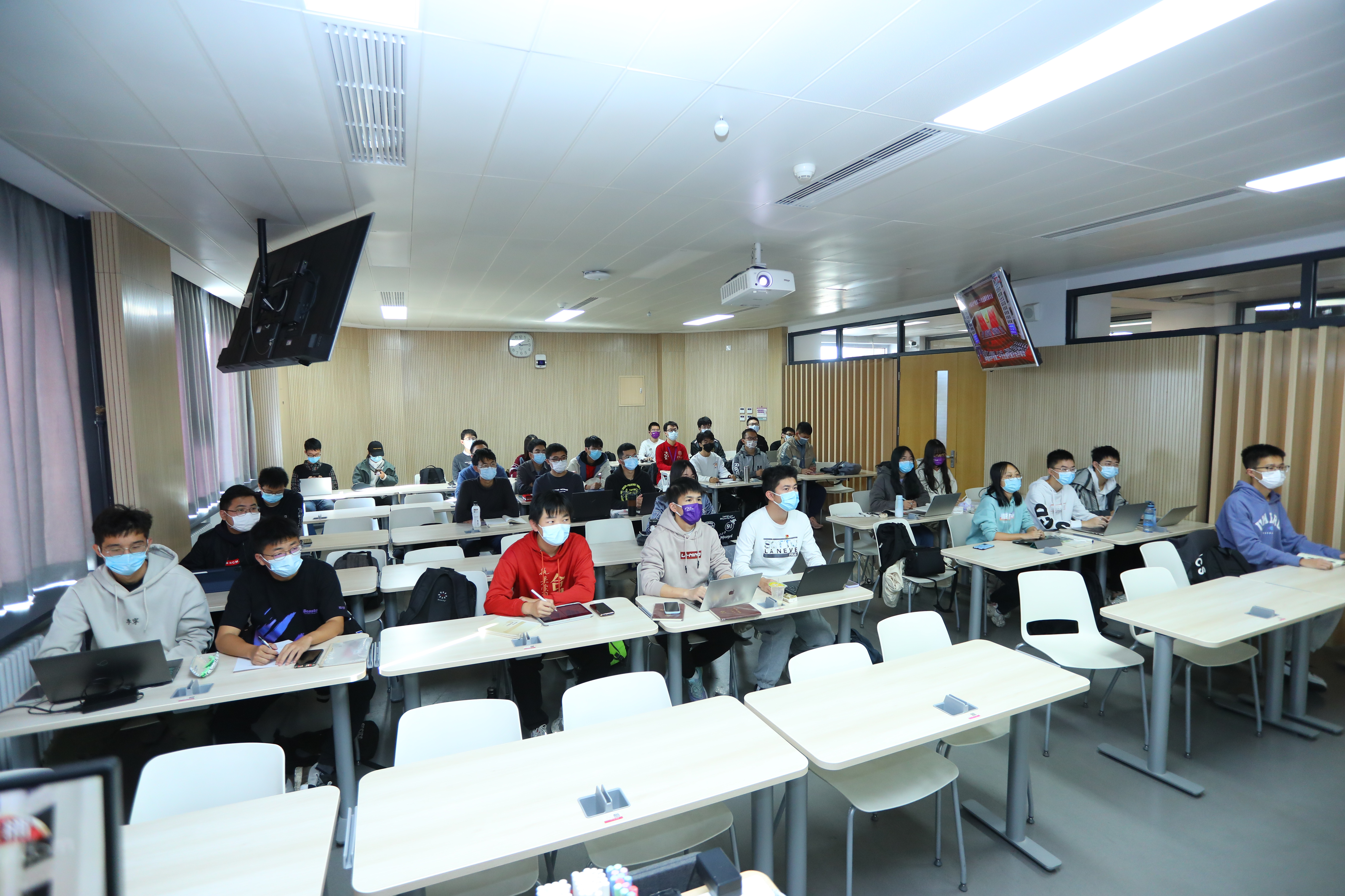 20221018-喜庆二十大，奋进新征程——新葡萄官网AMG本科生党支部热切关注党的二十大开幕会-刘雪天-土木水利能动法学社科行健联合主题党日.JPG