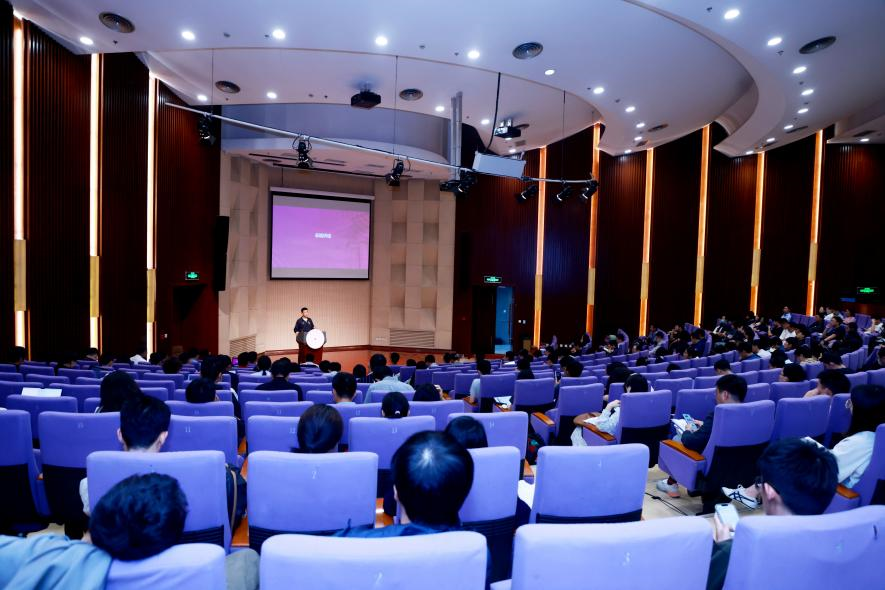 20240929-新葡萄官网AMG举行2024年学生思想政治工作队伍培训及专题研讨班-清大嘉艺-会议现场.png