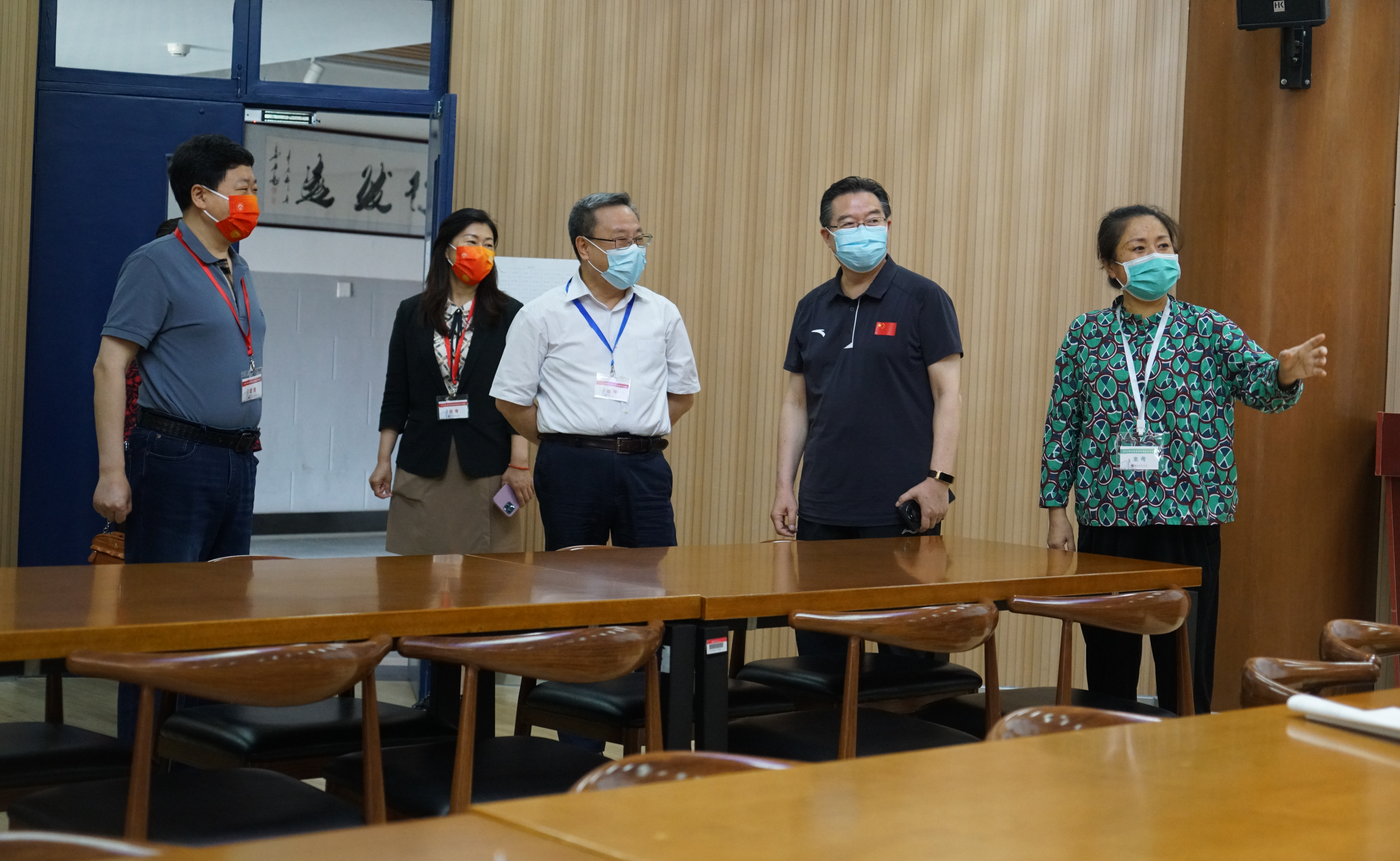 刘宇辉(右三)一行察看主考室,新葡萄附中党委书记方妍汇报情况(右一).JPG 刘宇辉(右三)一行察看主考室,新葡萄附中党委书记方妍汇报情况(右一).JPG