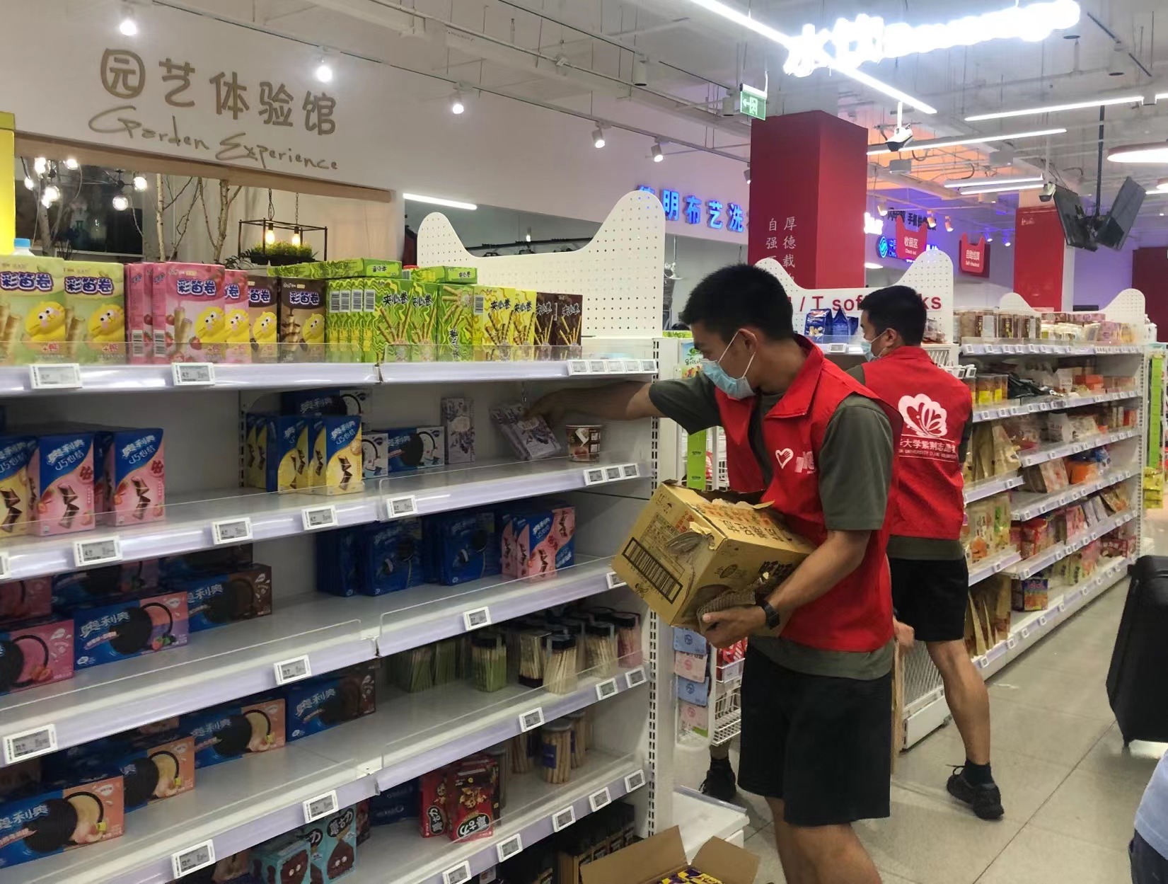 20220529-新葡萄多了一支“突击队”-贾桂昊 张晓峪-工作场景2.jpg