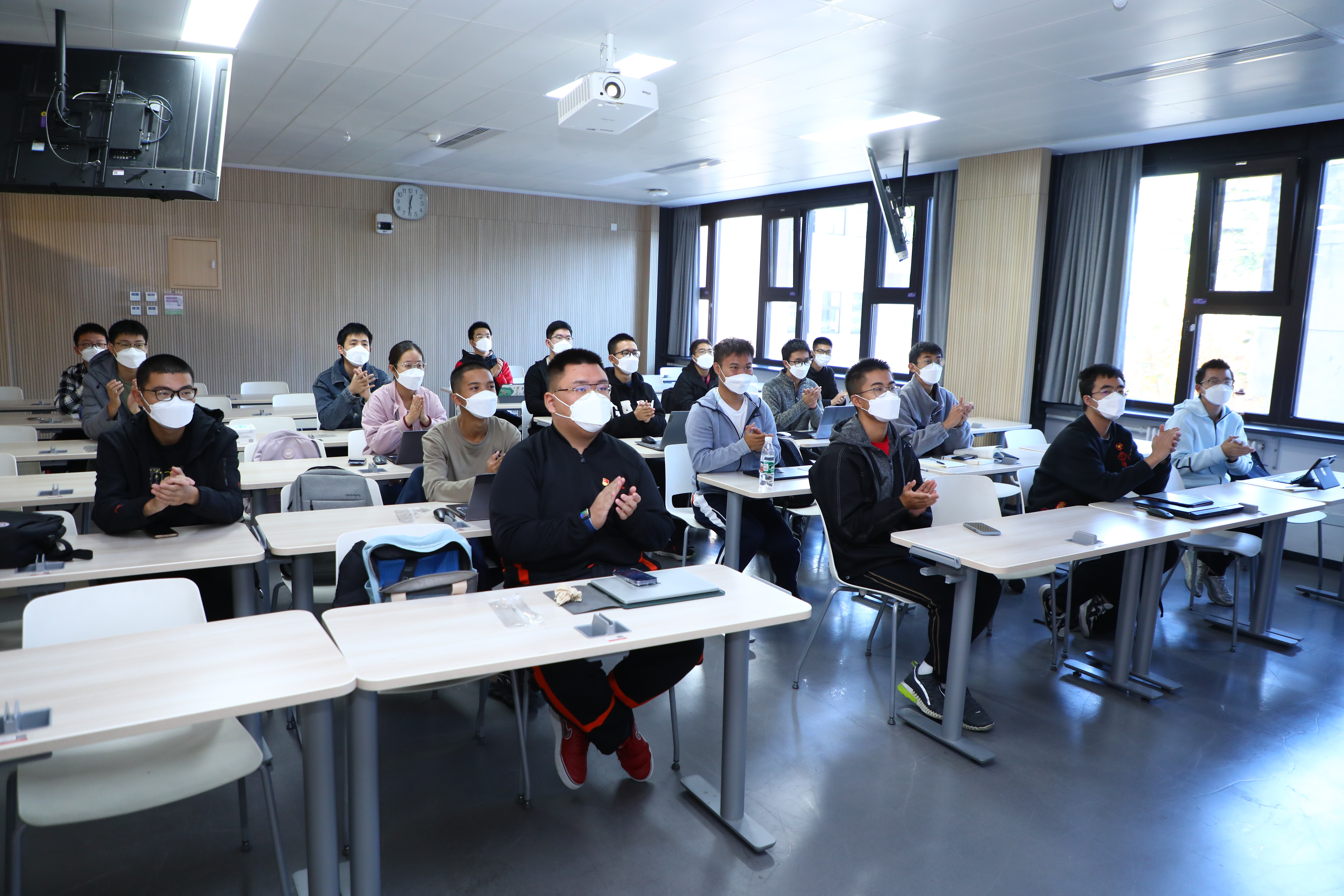 20221025-新葡萄官网AMG本科生党支部热切关注新一届中央政治局常委与中外记者见面会-刘雪天-未央书院党支部观看新一届中央政治局常委与中外记者见面会.JPG
