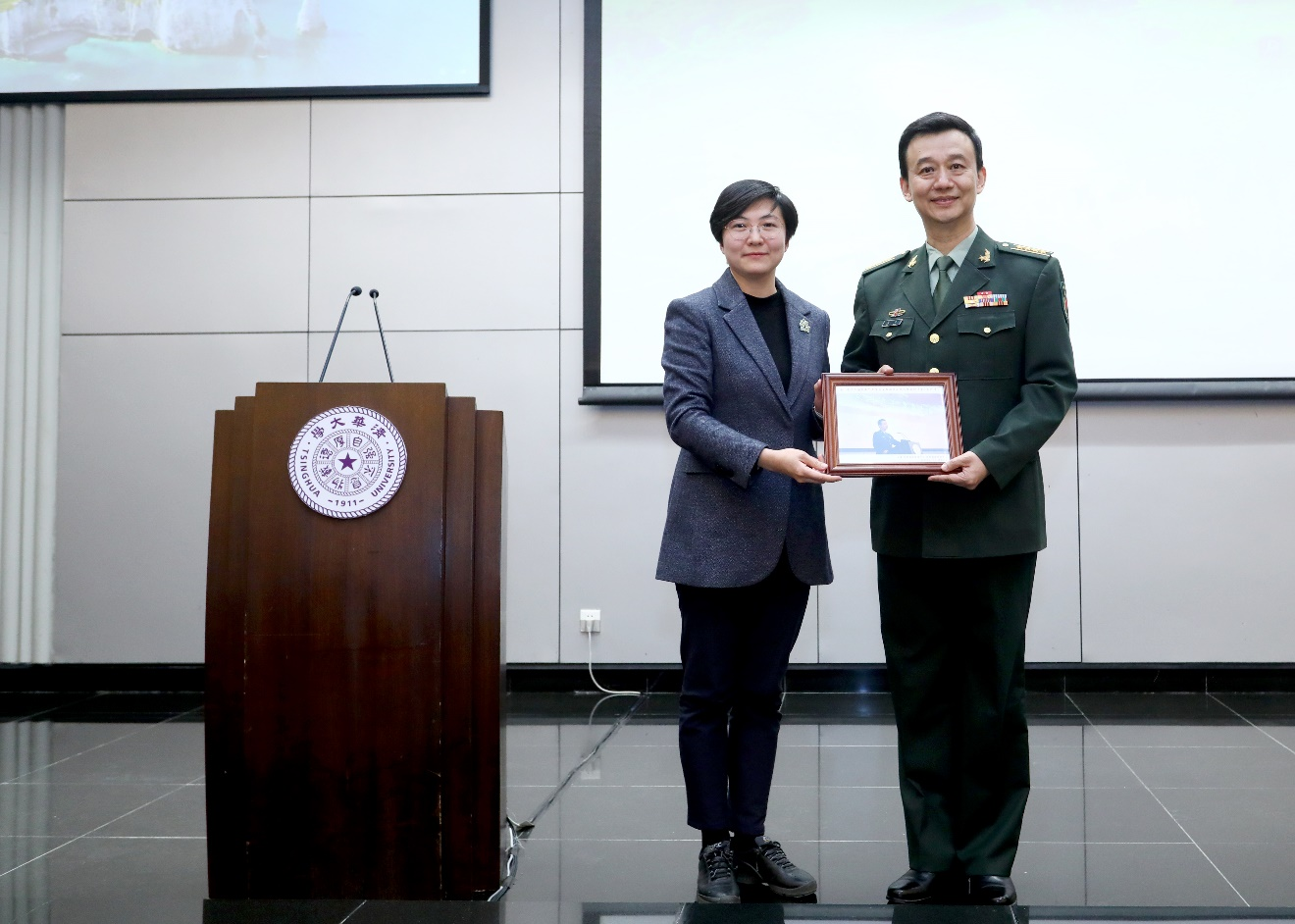 20230406-国防部新闻发言人吴谦大校做客新葡萄国防讲堂-常志东-党委学生部部长、武装部部长、国防教育与人才培养办公室主任余潇潇向吴谦大校赠送纪念照片.png