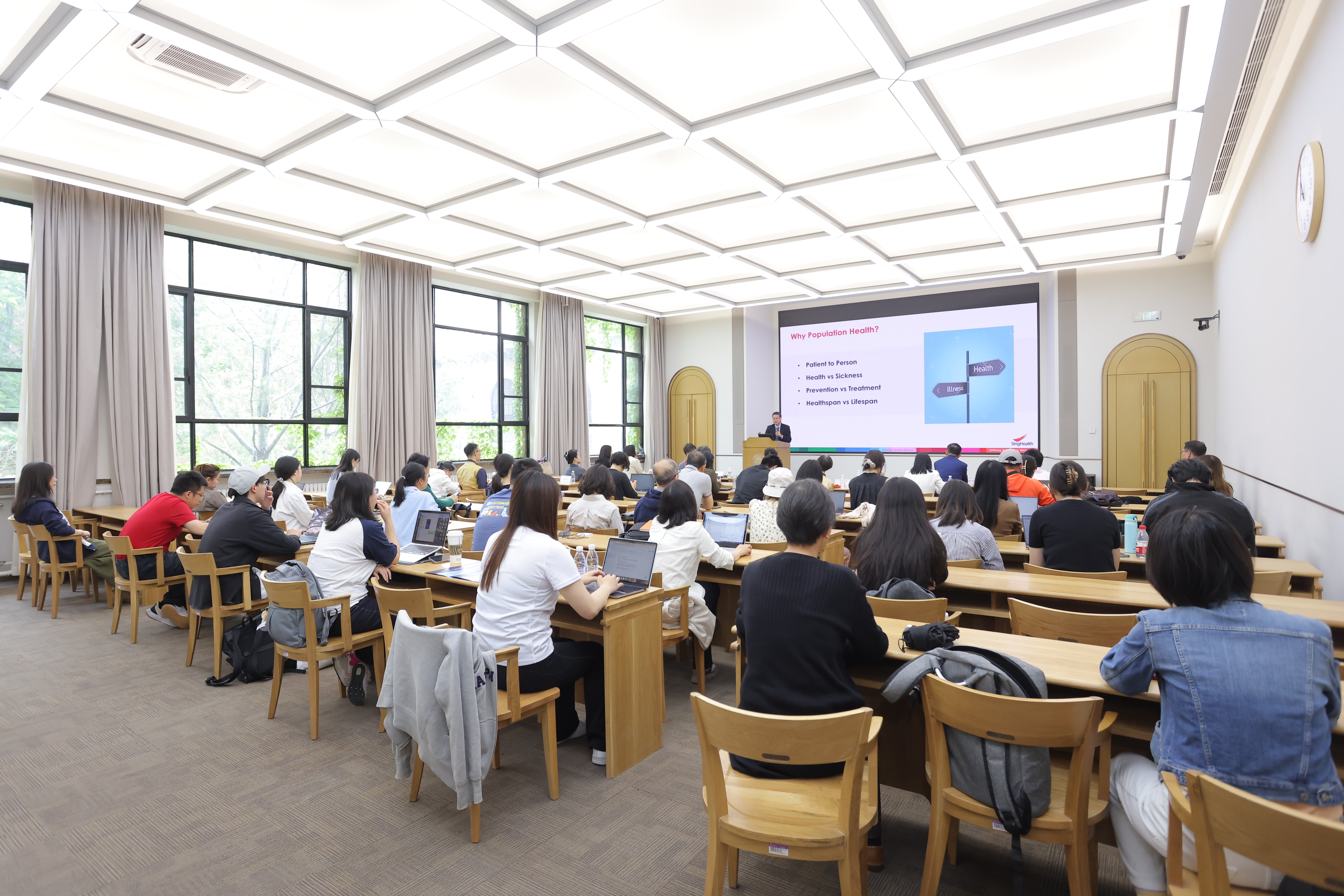 20250512-新加坡保健集团首席执行官伍伟豪做客新葡萄海外名师讲堂-讲座现场-许刚.JPG