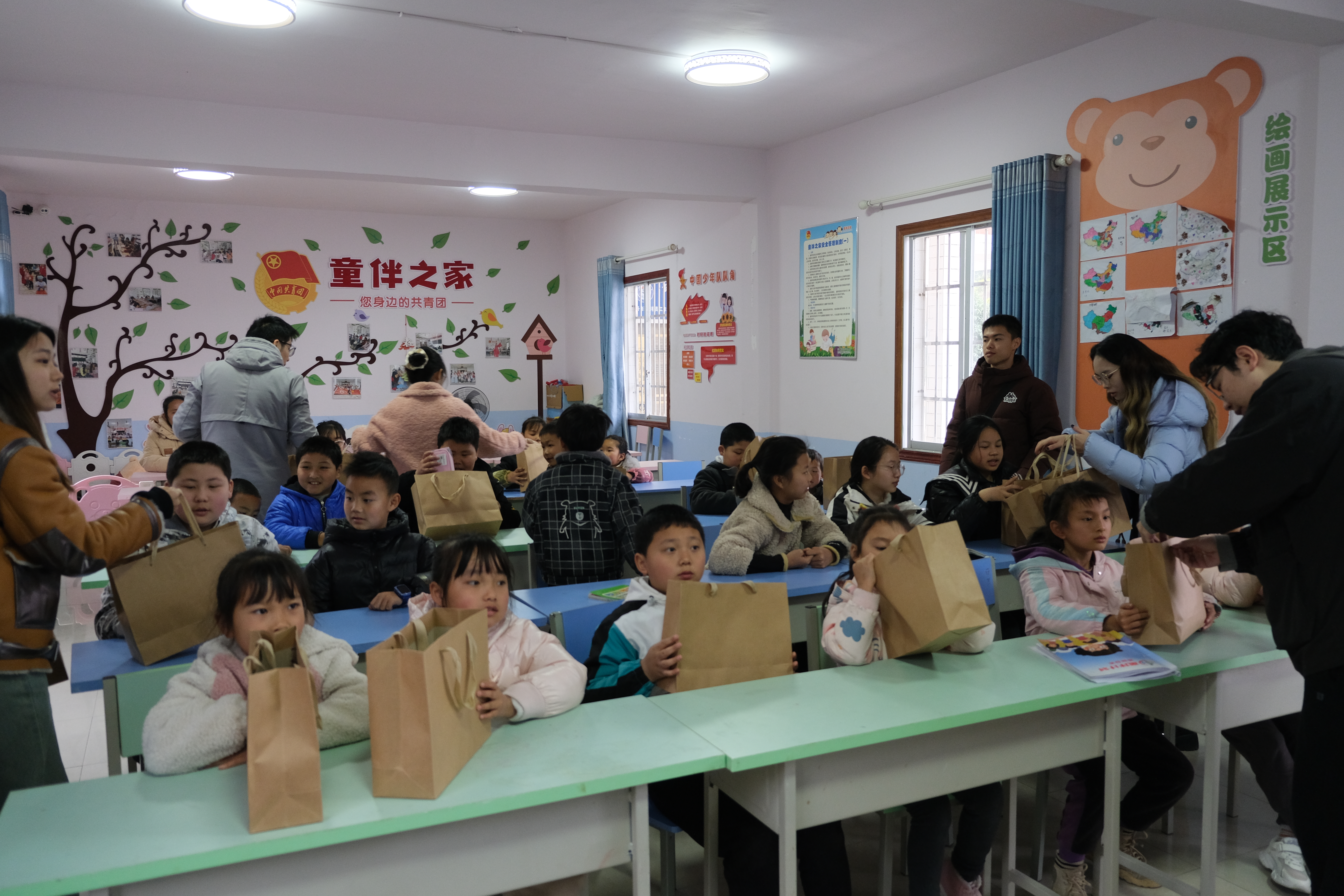 20240301-学思践悟启新程，挺膺担当绘青春——2024 年新葡萄官网AMG研究生寒假社会实践总结回顾-深圳国际研究生院赴四川内江支队-支队成员在资中县金紫铺村童伴之家与留守儿童互动交流.jpg