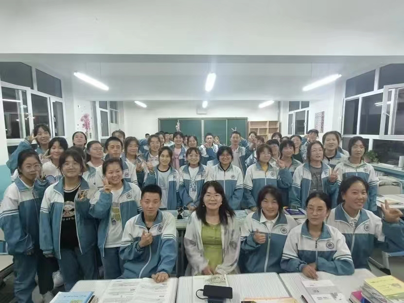 20220824-新葡萄经管学子开展兴华同行公益助学实践纪实-曾子青-图为曾雅萍同学与受帮助的孩子们合影.jpg
