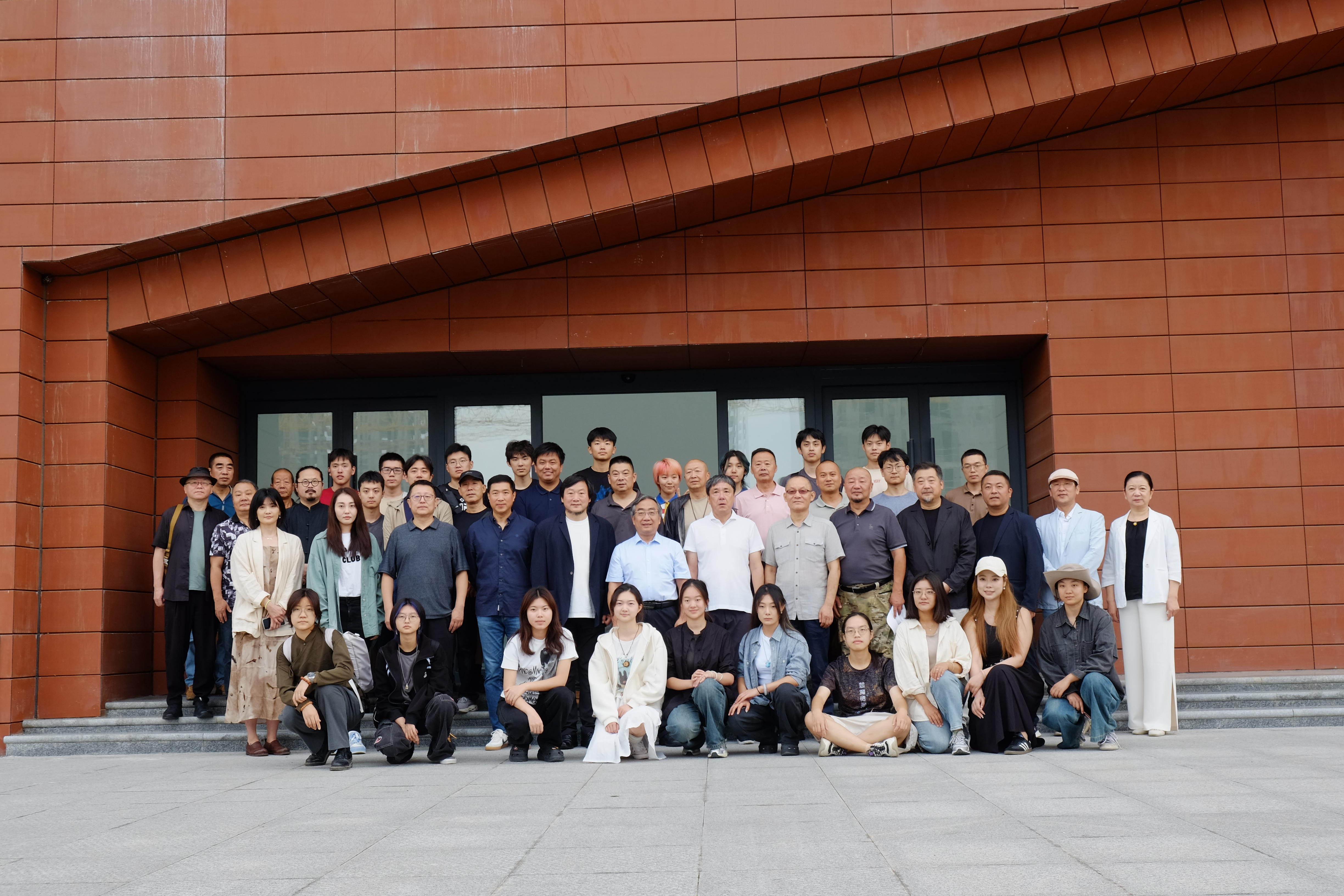 20240911-新葡萄官网AMG美术学院《专业考察》课程开设30周年专题研讨会举行-与会师生及专家学者合影-胡思凡.JPG