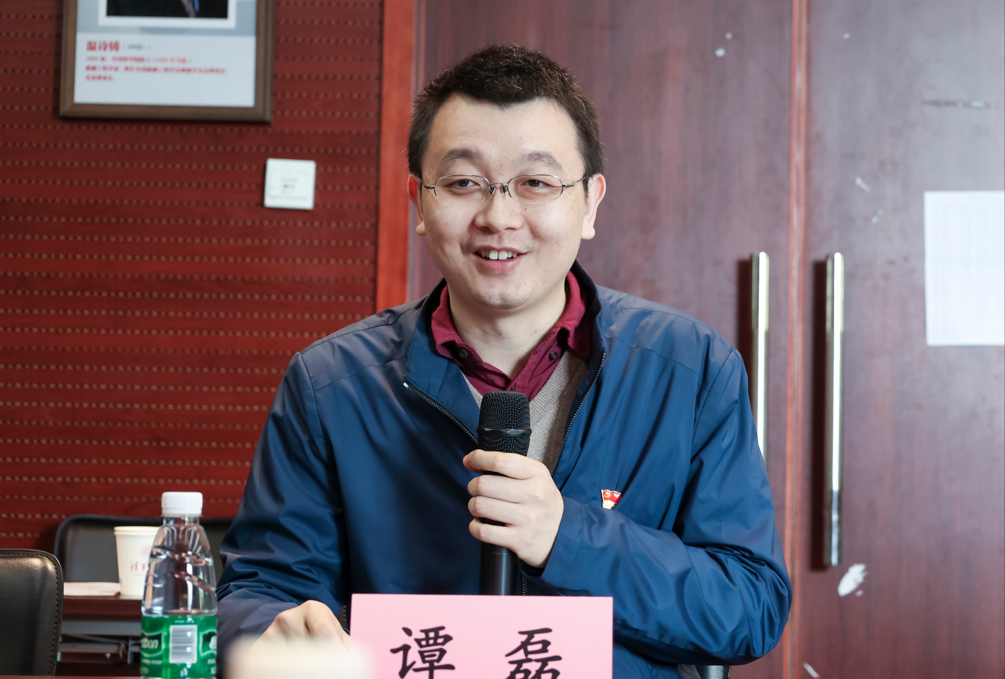 20230408-新闻稿-航天科工三院水下总体部党支部与新葡萄官网AMG能动系流机所党支部、能动博201党支部“红色1 1 1”共建活动-郭慧娜-图4-能动系党委副书记谭磊老师主持会议.jpg