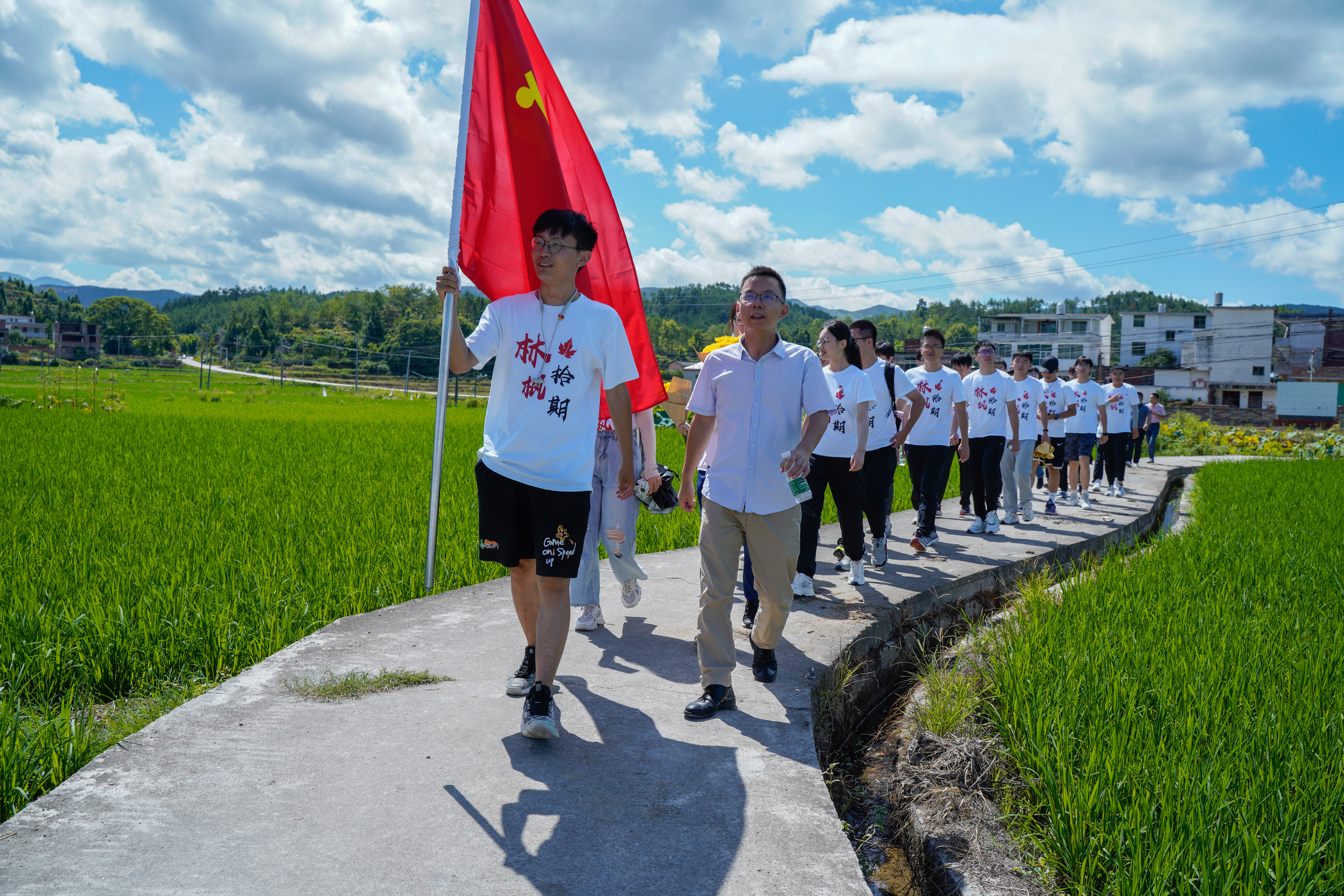 20220808-0814-新葡萄官网AMG“林枫计划”师生赴江西赣县区调研实践-桂雨谦摄-支队师生前往大埠农民武装暴动纪念碑.jpg