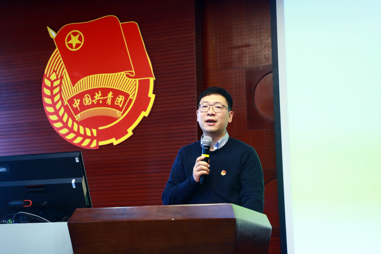 穿着西装笔挺的男子正在演讲描述已自动生成