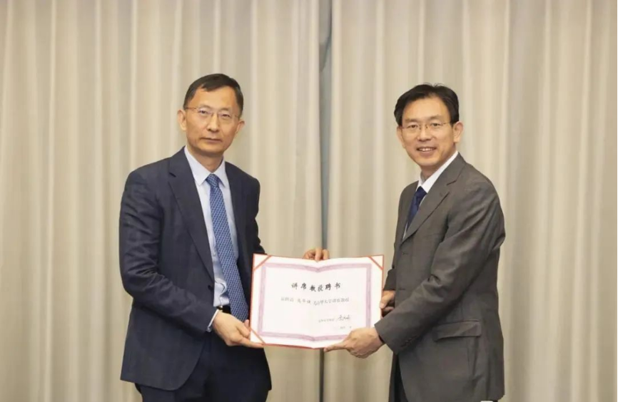 20240208-走向世界的新葡萄,何以画好人类命运共同体“同心圆”-李派摄-李路明(右)为国际力学、材料及工程科学领域顶级专家高华健(左)颁发聘书.png