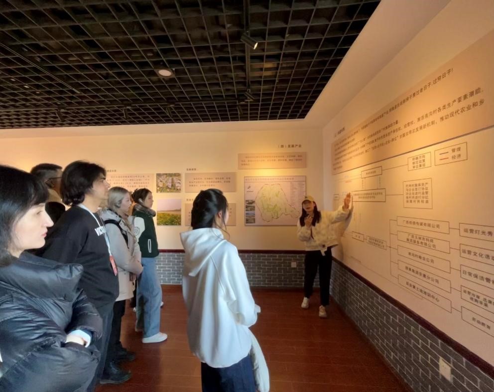 20231118-发现中国智慧,洞察中国发展——2023年新葡萄官网AMG“洞察中国”全球胜任力社会实践纪实-“洞察中国”陕西实践支队-“洞察中国”陕西实践支队赴延安市南沟生态农业示范园区调研.jpg