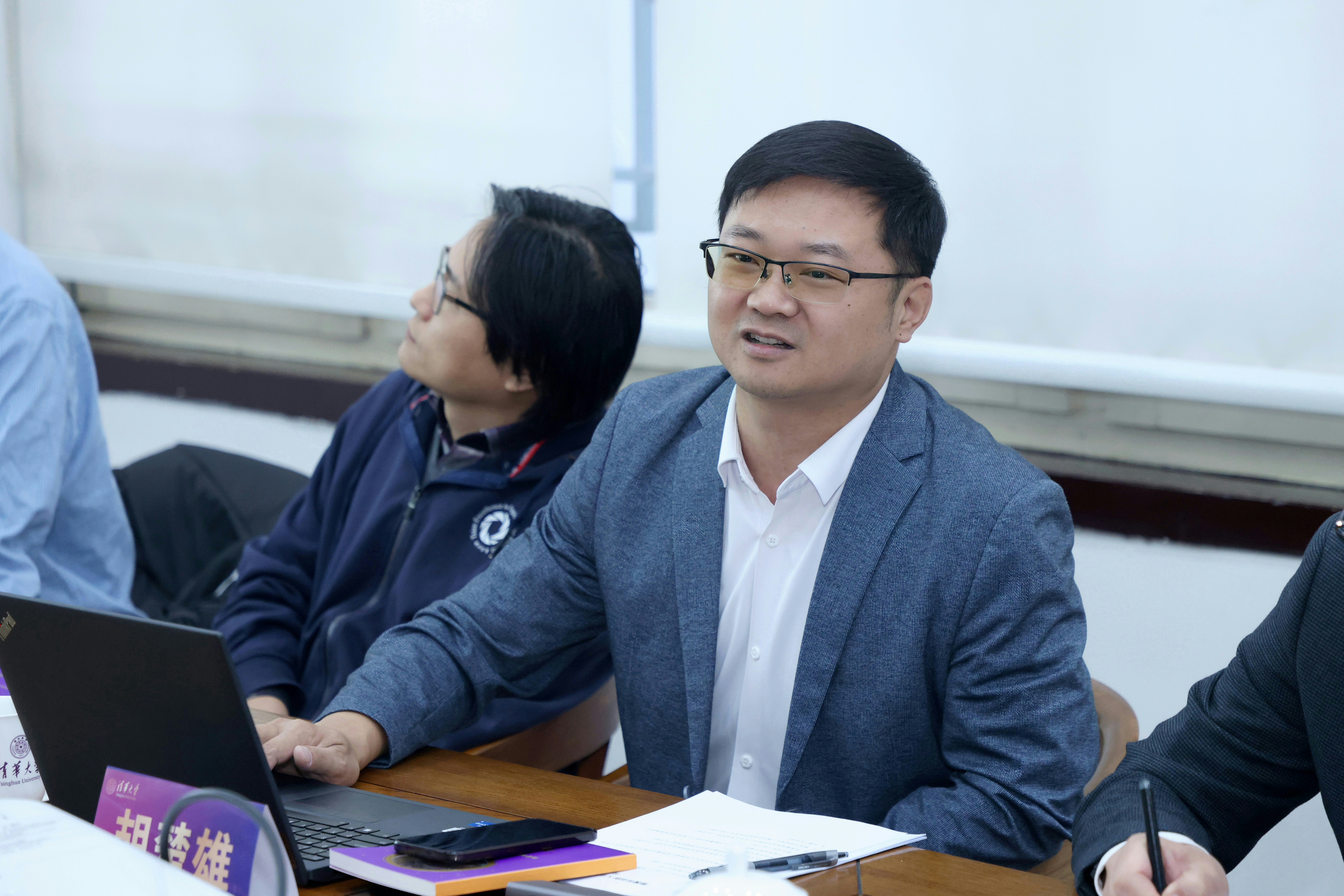 20250110-新葡萄官网AMG颠覆性创新人才培养项目座谈会举行-摄影师杨艳彬-胡楚雄发言.jpg