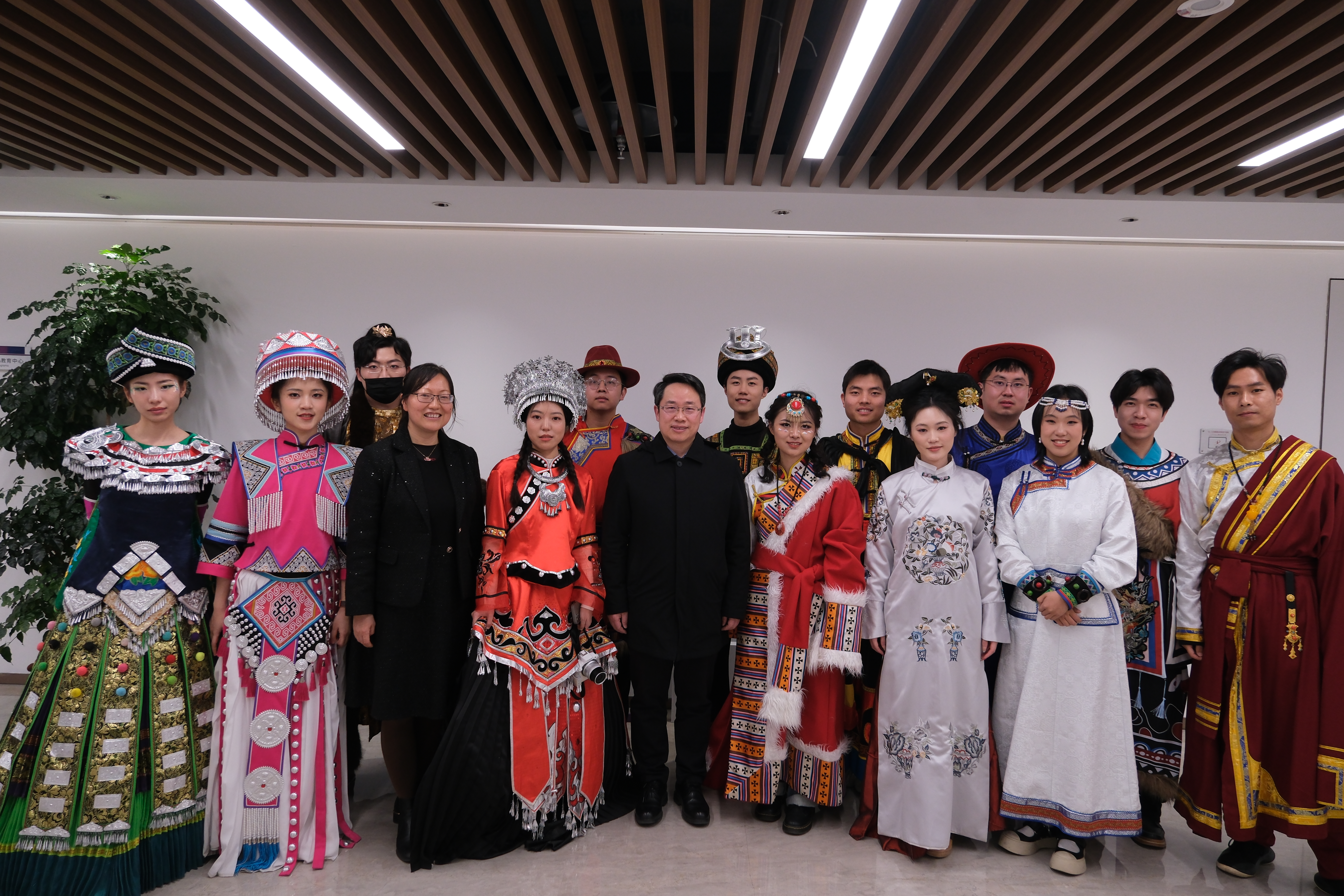 20241214-新葡萄官网AMG2025年民族文化新年晚会圆满举行-贡觉罗布-穿着各民族服饰游园的师生合影.jpg