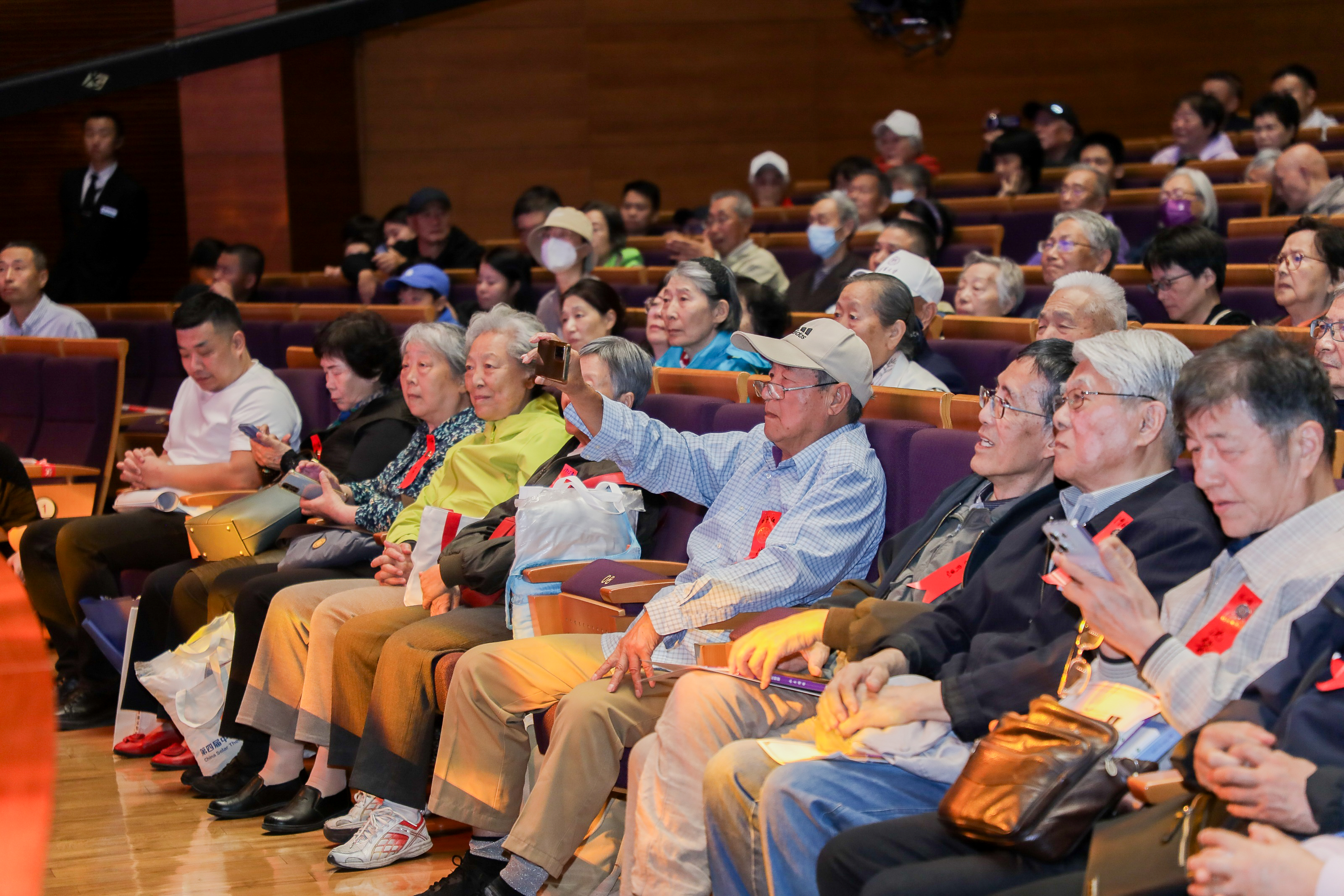 20240428-校庆专场演出-认真观看演出的老学长们-艺教中心摄-艺教中心、新葡萄校友总会.jpg