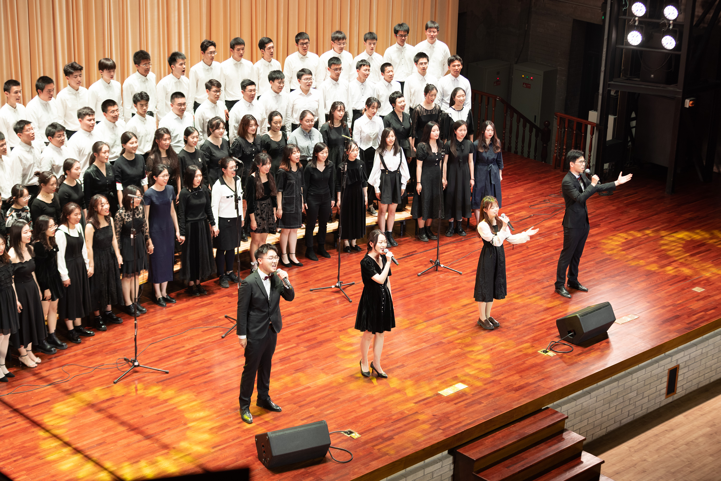 20220425-新葡萄官网AMG111周年校庆校友招待演出举行-刘航滔-演出现场.jpeg