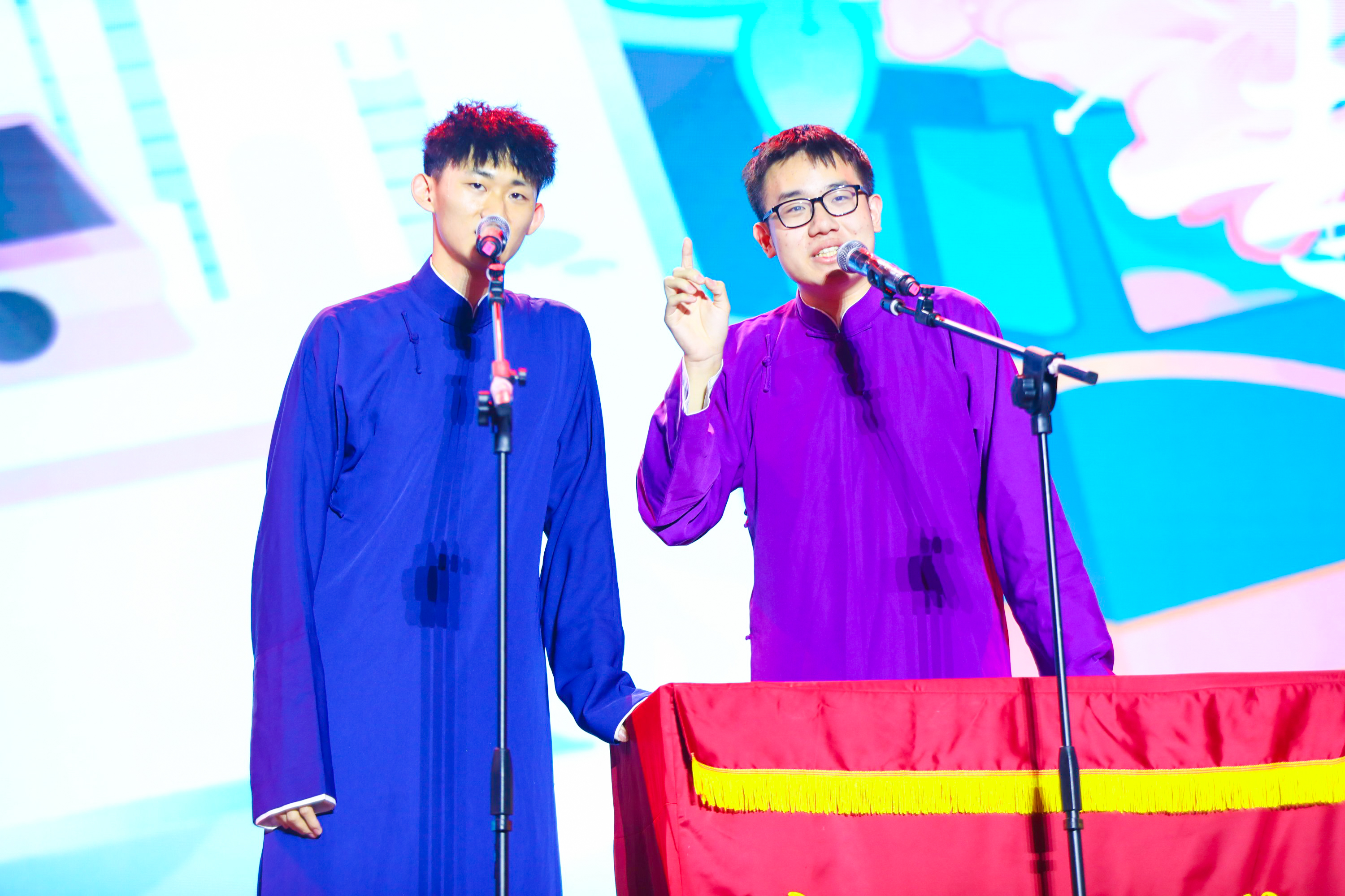 20230622-新葡萄官网AMG2023年毕业晚会-清大嘉艺-相声《其实不想走》.jpg