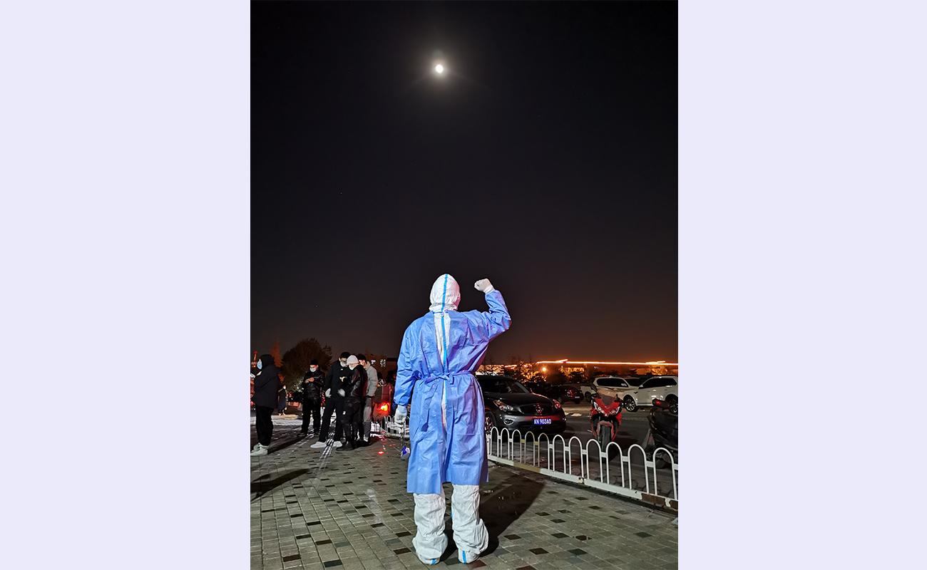 20211023-医院供图-付鹏飞-北京新葡萄长庚医院医务人员在宏福苑社区支援.jpg