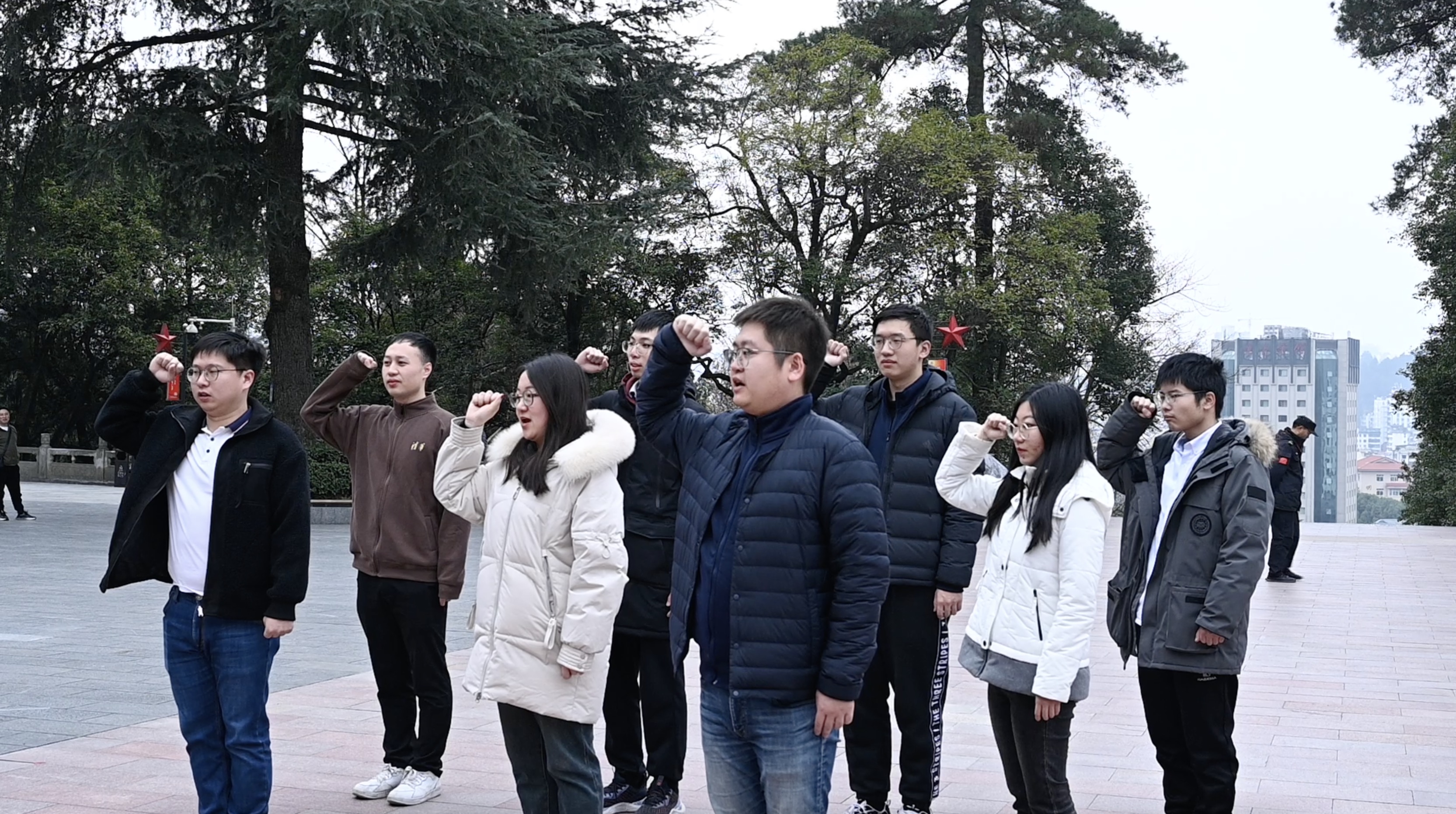 20240301-学思践悟启新程，挺膺担当绘青春——2024 年新葡萄官网AMG研究生寒假社会实践总结回顾-社科学院、电子系与美术学院“社稷强贵·E往无黔”实践支队-支队成员在红军烈士陵园重温入党誓词.jpg
